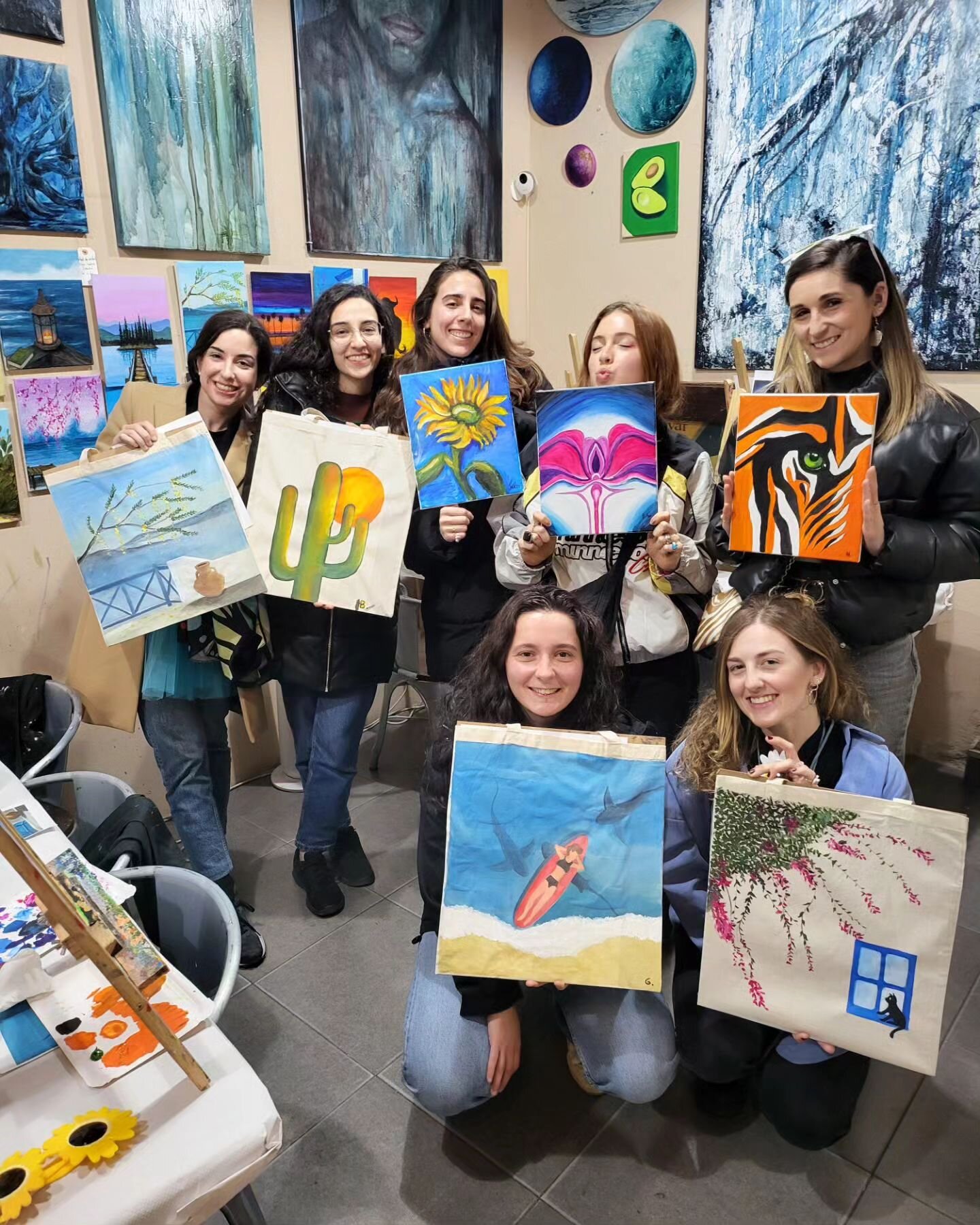 Join us for a fun and creative evening at Soho Art Madrid! Unleash your inner artist with our Sip and Paint workshop. Enjoy step-by-step instructions in both English and Spanish as you paint your chosen image from our custom collection. All painting 
