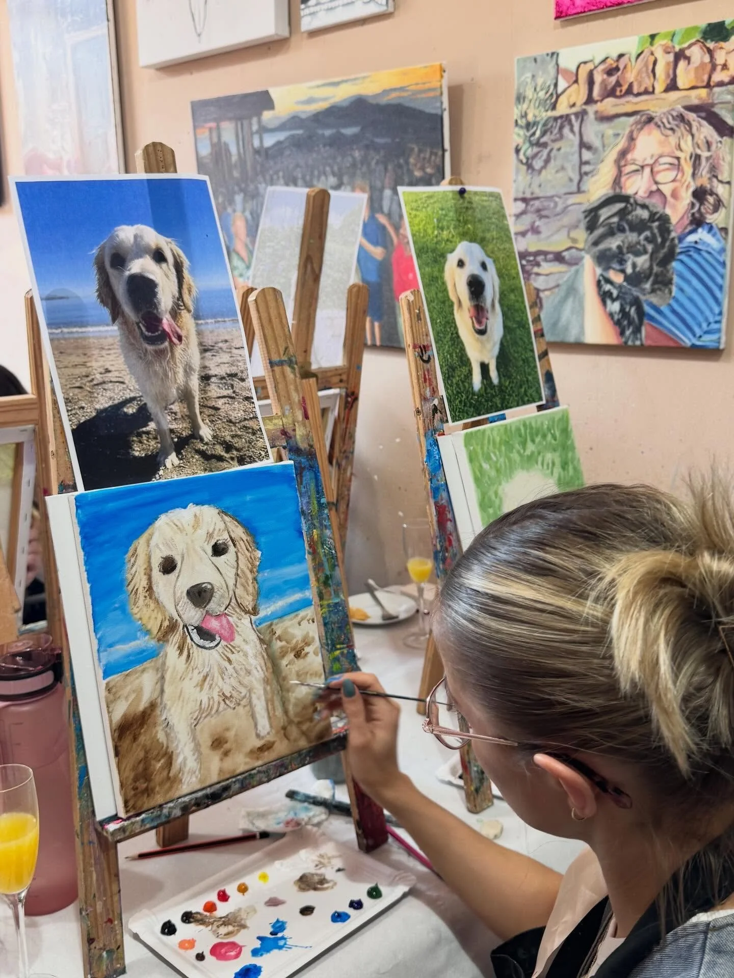 🎨🐾 Paint your pet&hellip; but make it fun.

At Soho Art Madrid, our sip &amp; paint nights now come with the cutest muse ever: your furry best friend.

You bring the photo, we guide you step by step.

All materials included, unlimited drinks flowin