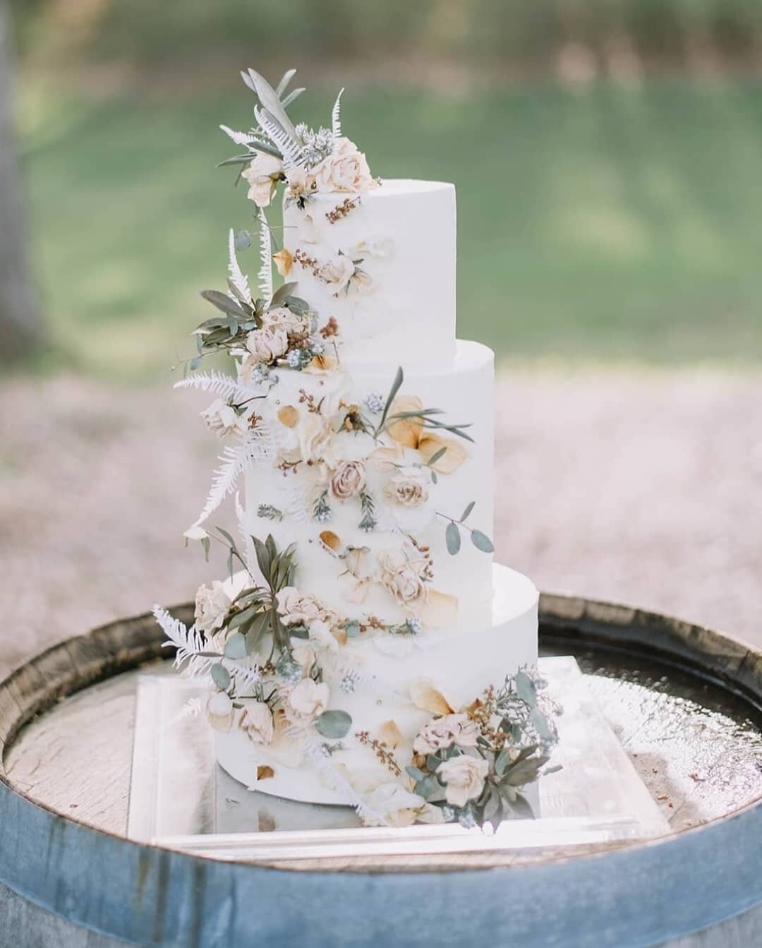 Sunday Mood with dried florals

Cake featured in @ruffledblog @brides @martha_weddings 

Photography @carolinamarlesphotography