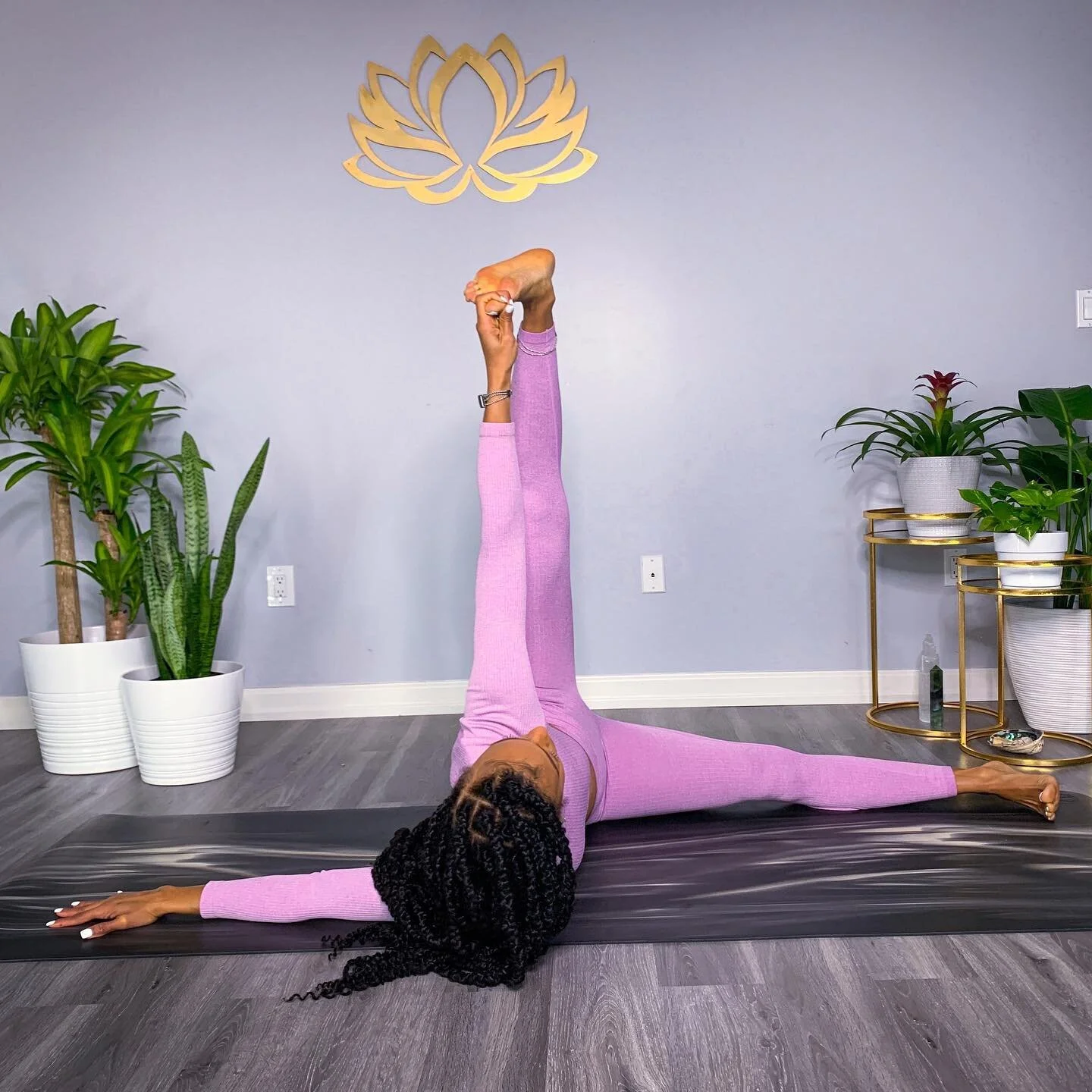 I&rsquo;ve been seeing this creative pose on my timeline so I figured I&rsquo;d give it a try and do a #yogiseeyogido post. This asana stretches the shoulder and hamstrings at the same time. Loved it!