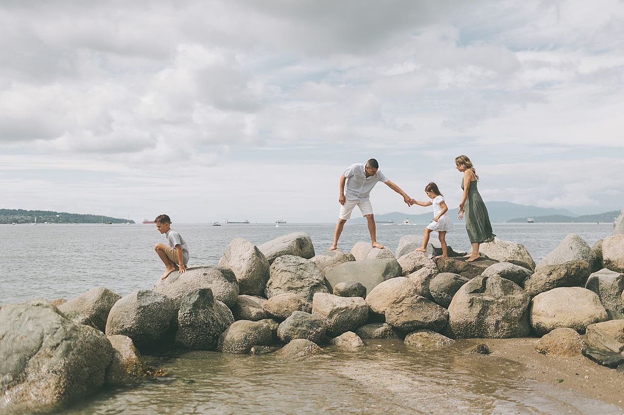 If your kids have ideas for photos, especially if it&rsquo;s wonderfully weird, 10/10 times let&rsquo;s do it! It may not be the one that gets framed (or it COULD be the shot of the day✨) but when they have a chance to direct and see everyone getting