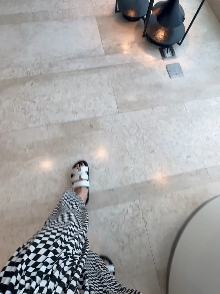 Green flag: when he knows the fastest route to my heart is a robe, a massage, and absolutely no responsibilities after a long flight to see him ✅

#winsomewalking