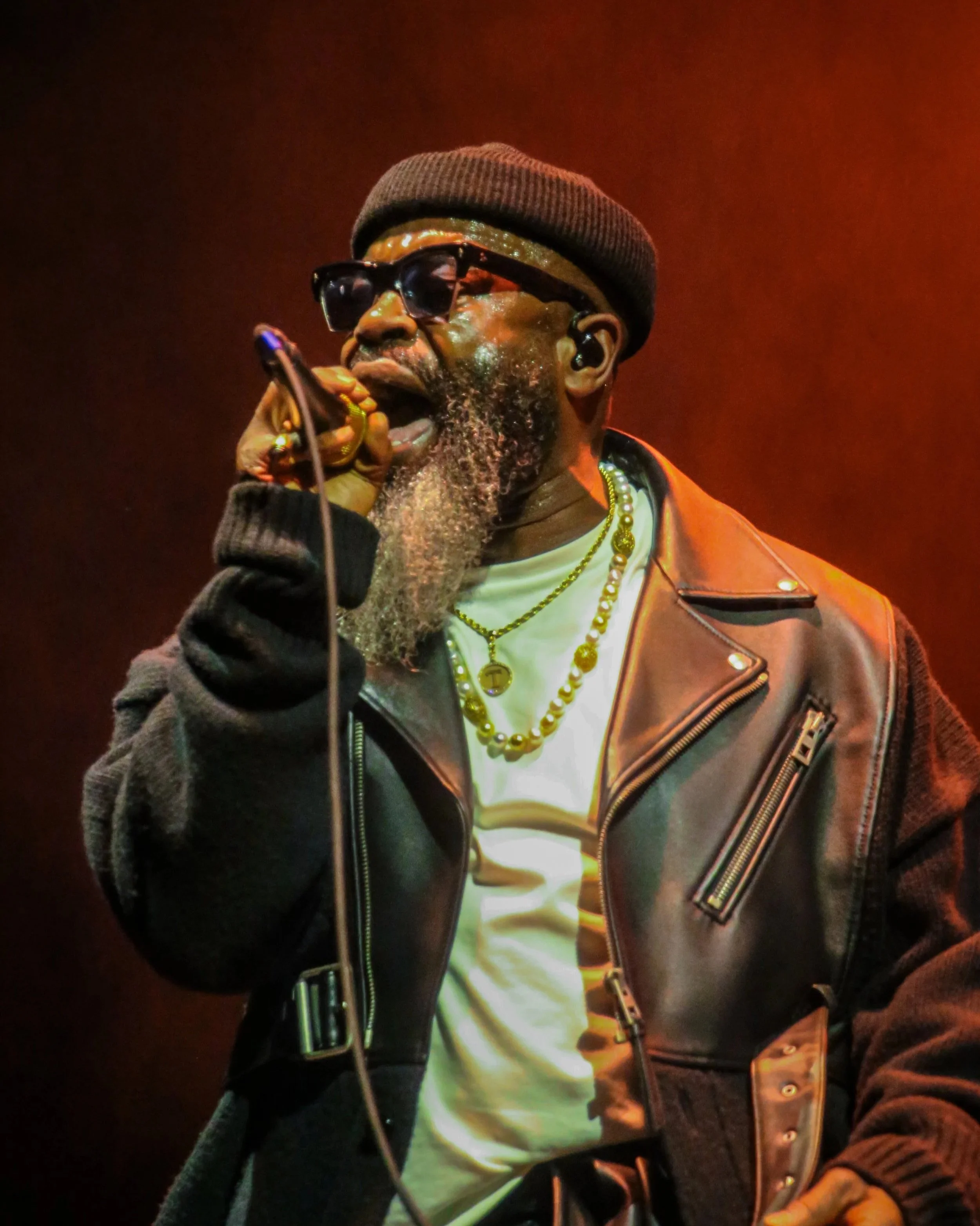 The Magic of Live Music: Building Unbreakable Community Bonds! 🎶