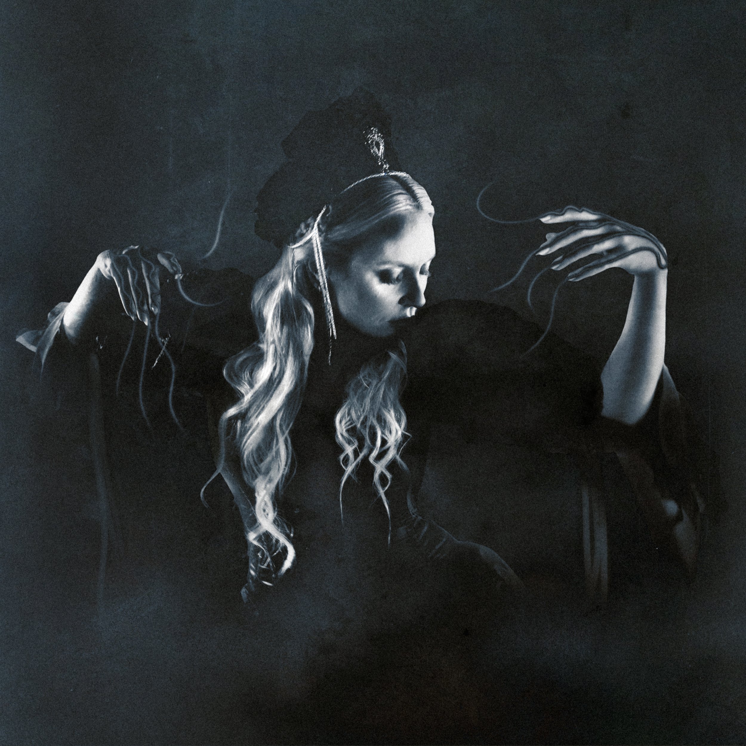LEAD_PIC_01_Eivor-Healer-Press-Blue(credit Shila Liv Sloth Sørensen).jpg
