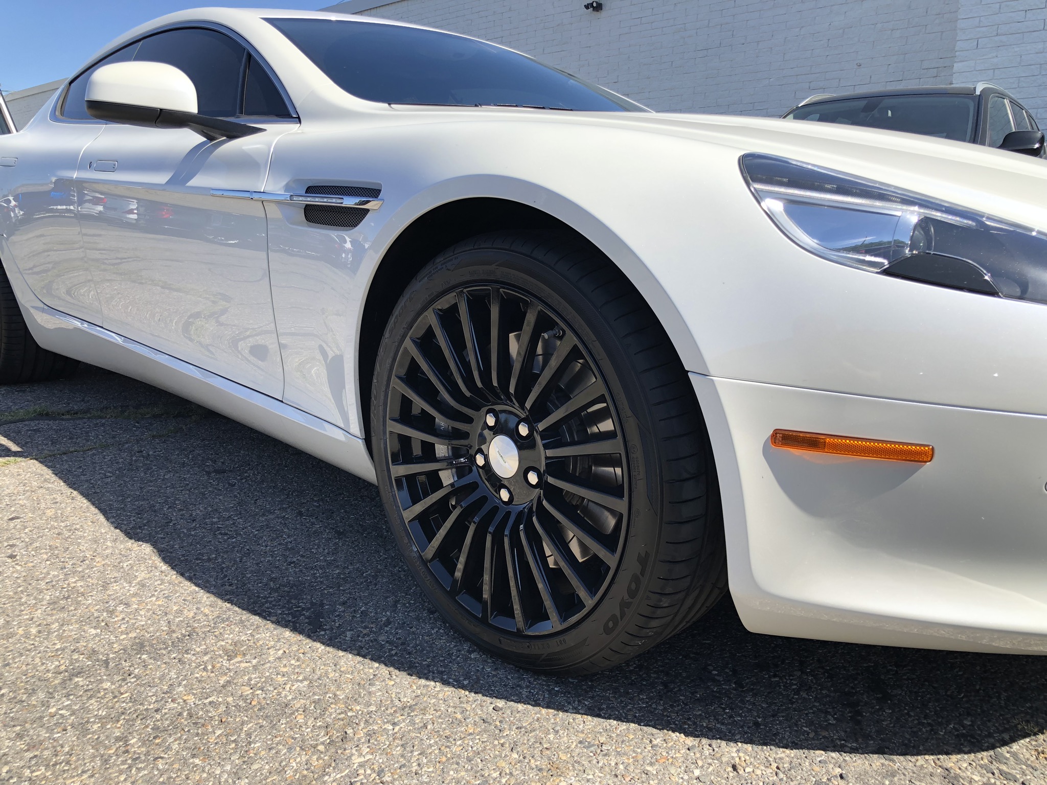 Aston Martin Rapide white after wheel painting black