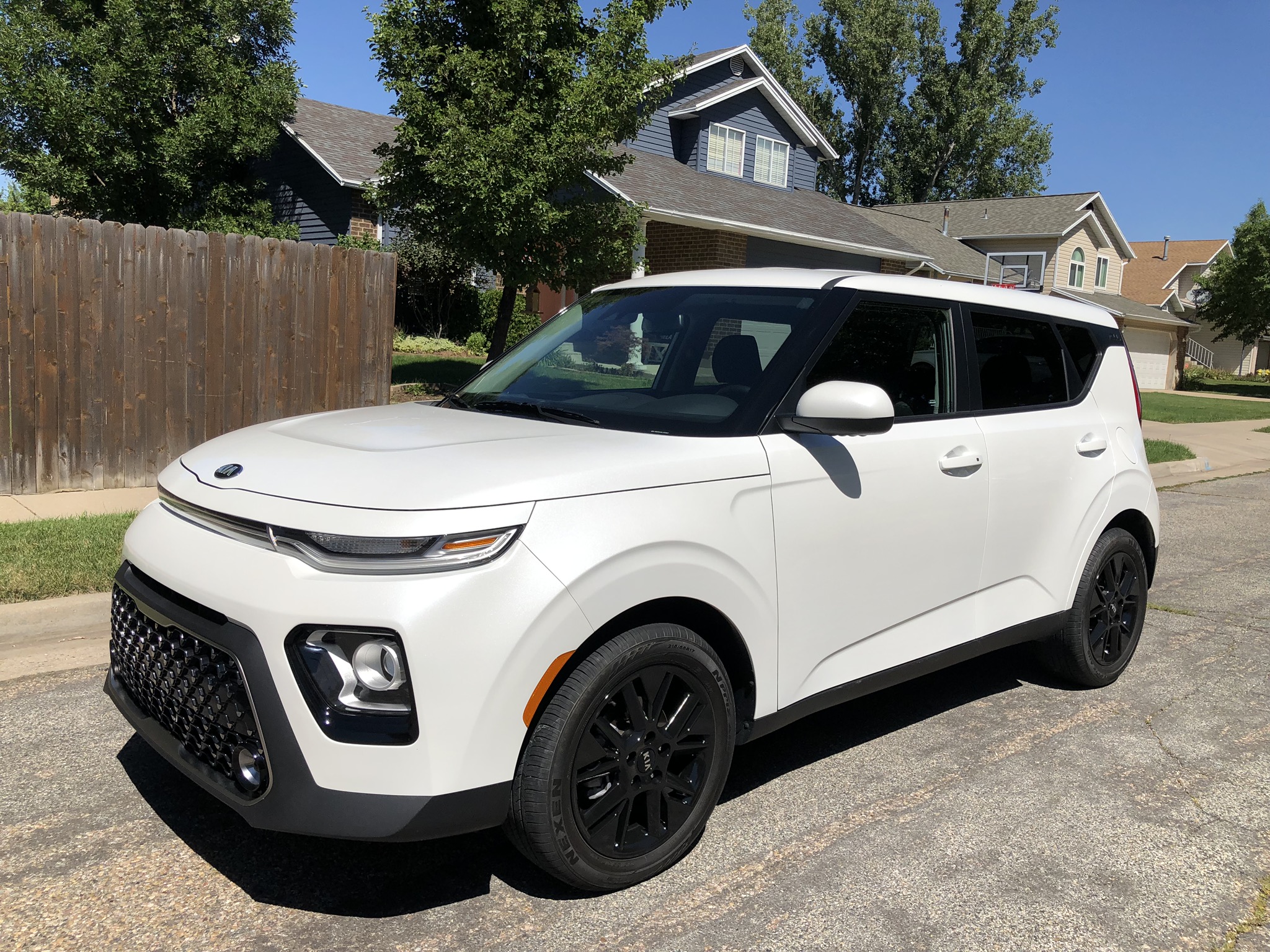 White Kia Soul with gloss black wheel paint