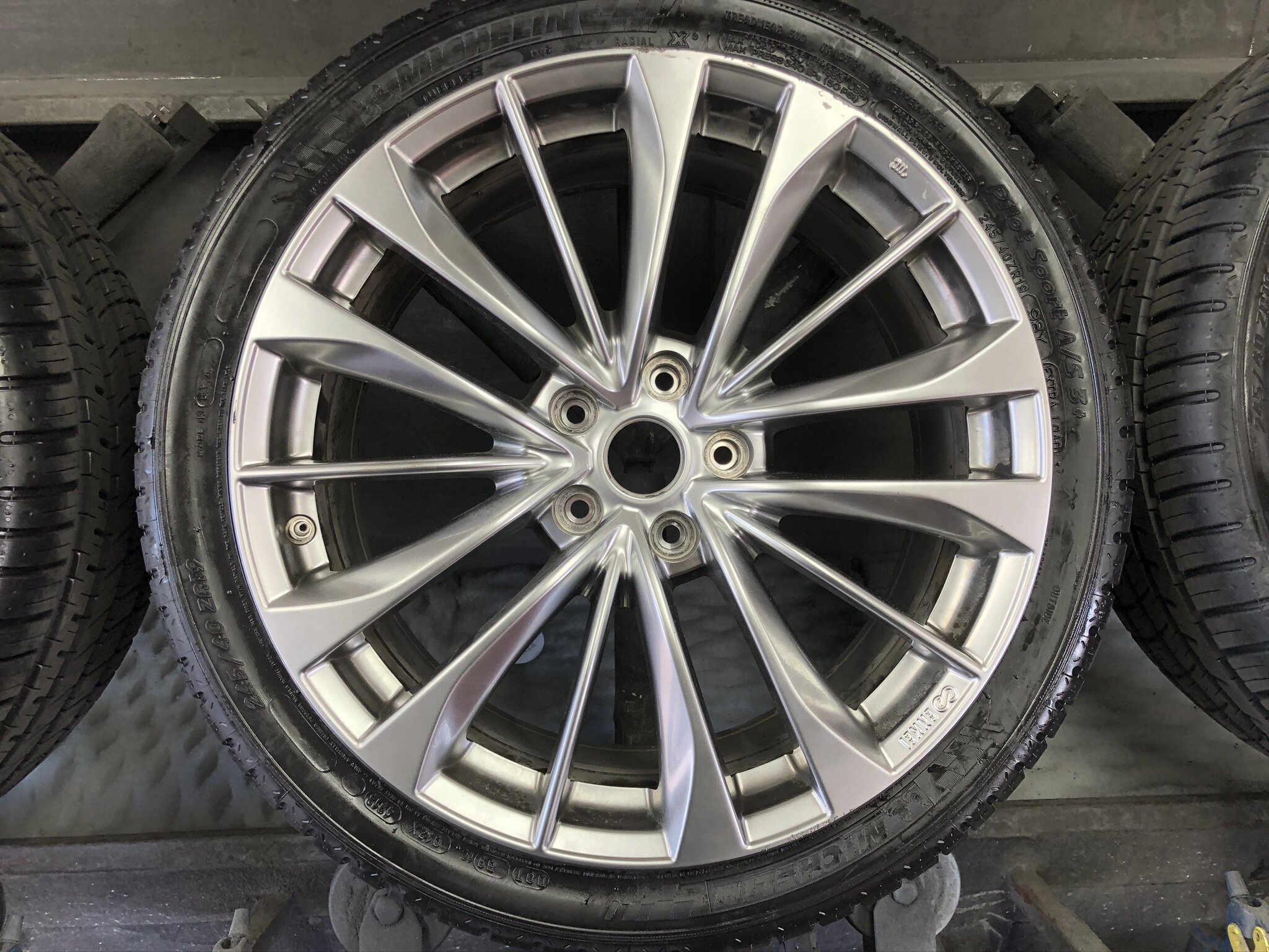 Infiniti Q60s before wheel painting