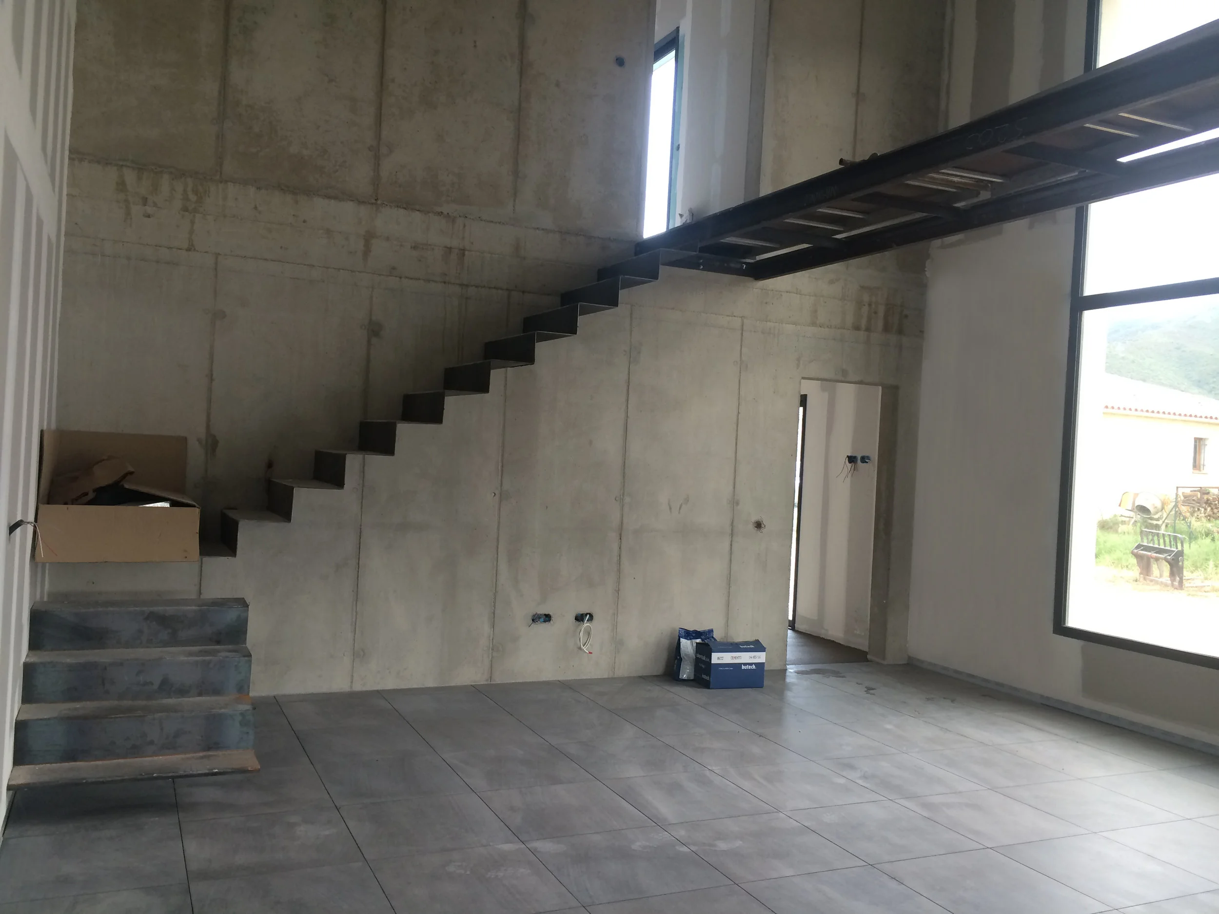 Chantier en cours : Escalier suspendu et passerelle d'une villa dans le 66