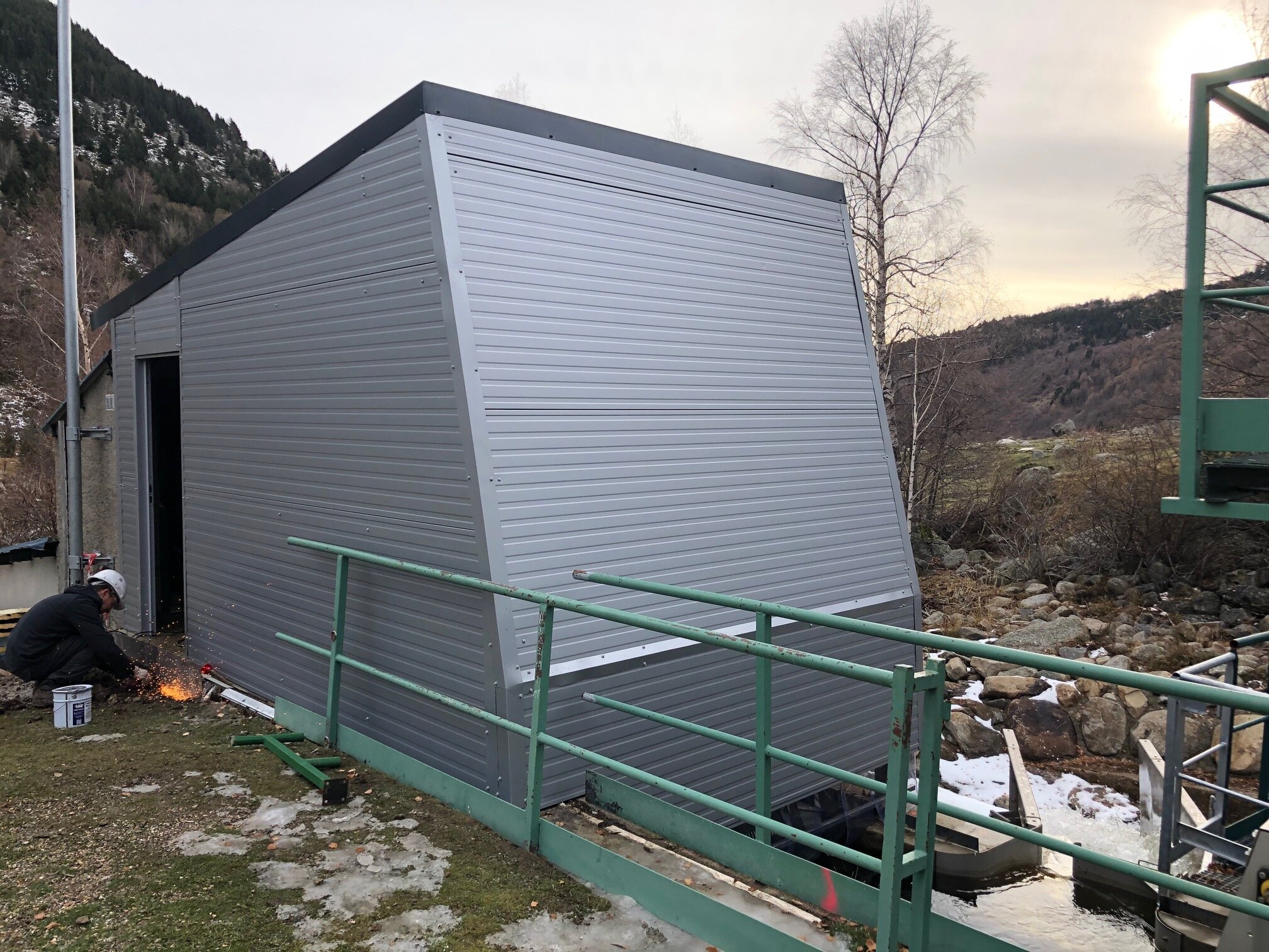 construction d'un cabanon pour dégrilleur centrale hydro-électrique