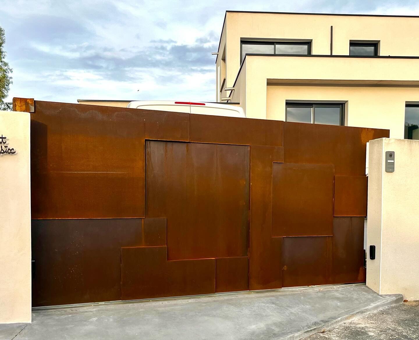 ⚒ portail coulissant corten 

📍Aude 11 - Narbonne 
&bull;
&bull;
&bull;
&mdash;&mdash;&mdash;&mdash;&mdash;&mdash;&mdash;&mdash;&mdash;&mdash;&mdash;&mdash;&mdash;&mdash;&mdash;&mdash;⁣
📩 contact@metallerie66.fr / ☎️ 04 68 05 20 89

#portailcorten 