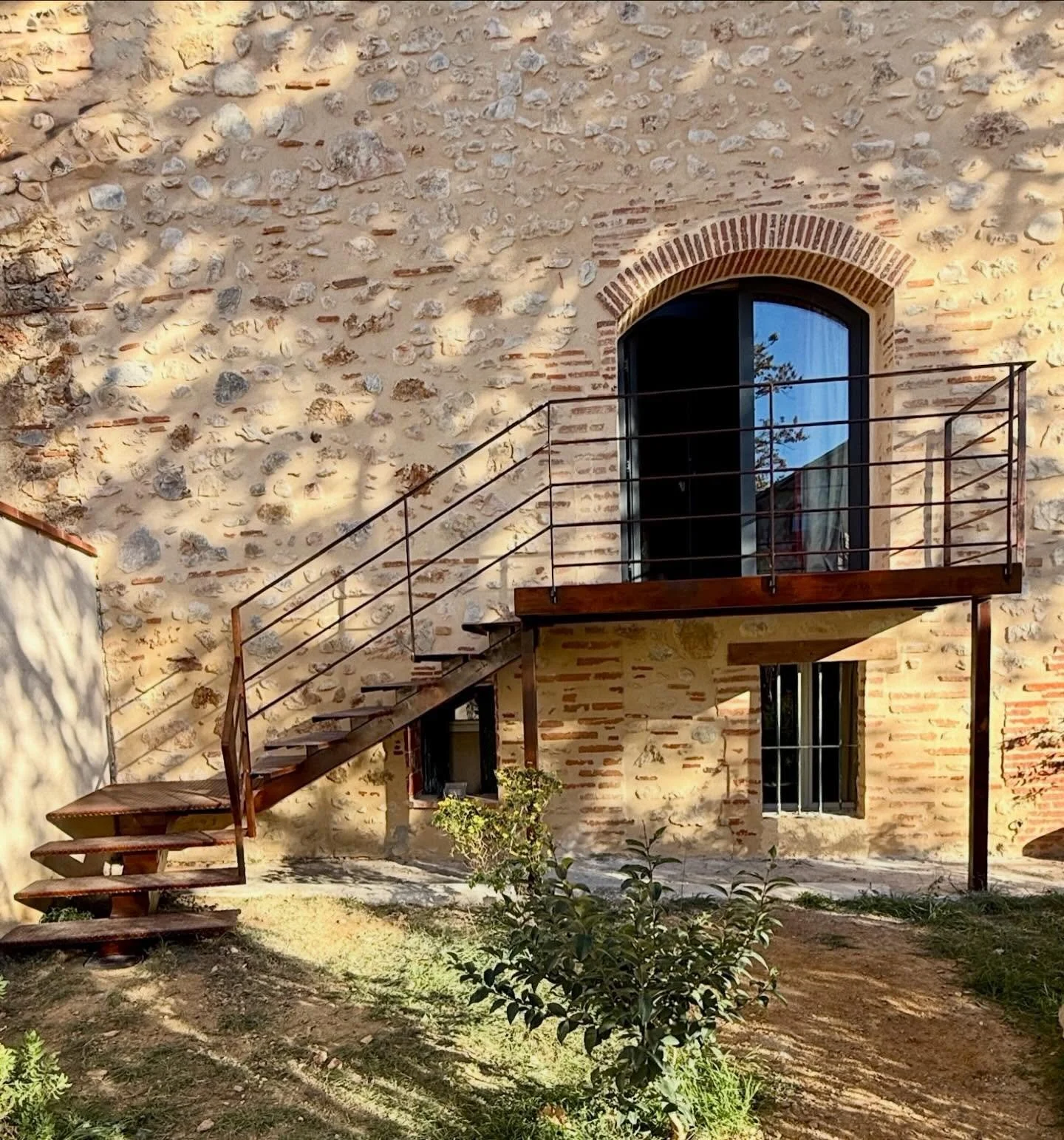 🛠 R&Eacute;ALISATION D&rsquo;UN ESCALIER EXT&Eacute;RIEUR 

Cr&eacute;ation d&rsquo;un escalier 1/4 tournant avec limon central et garde-corps

📍 Thuir 66
🎨 Finition : oxyd&eacute;e vernie 

Rendu authentique et parfaitement en accord avec la pier