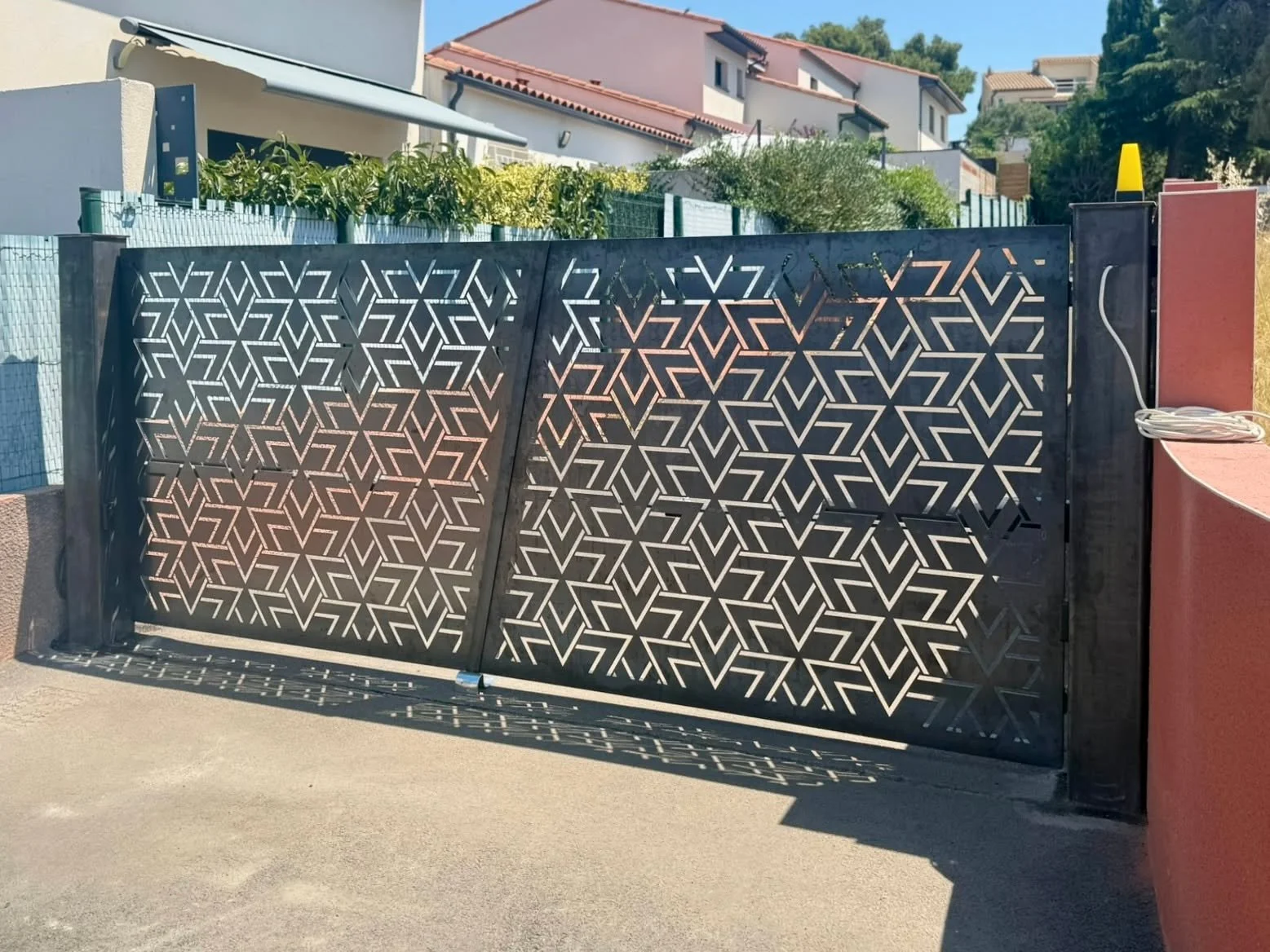 ⚒️ PORTAIL D&Eacute;COUPE LASER| Cabestany (66) 

R&eacute;alisation d&rsquo;un portail &agrave; 2 battants asym&eacute;triques motoris&eacute;s 

Alliant design contemporain et robustesse, ce portail s&rsquo;int&egrave;gre parfaitement dans un envir