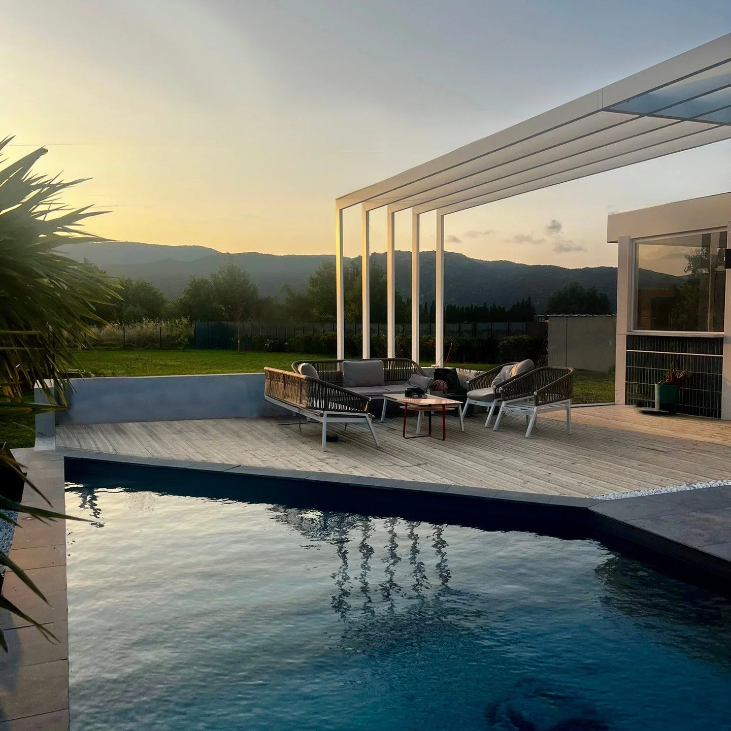 ✨ R&eacute;alisation sur-mesure : Pergola aluminium thermolaqu&eacute; blanc ✨

Quand design moderne rime avec performance 💫
Nous avons r&eacute;alis&eacute; cette pergola en aluminium thermolaqu&eacute; blanc, d&rsquo;une longueur de 15 m&egrave;tr