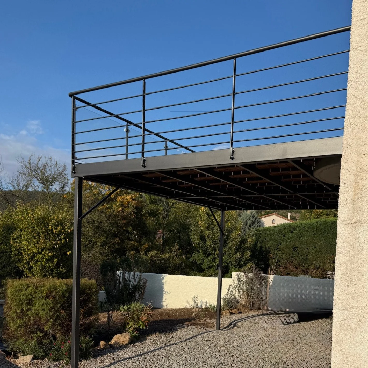🏗️ Nouvelle r&eacute;alisation : Terrasse sur pilotis m&eacute;tal sur-mesure

Pour ce projet, nous avons con&ccedil;u une terrasse sur pilotis en structure m&eacute;tallique, afin de cr&eacute;er un espace ext&eacute;rieur suppl&eacute;mentaire, s&