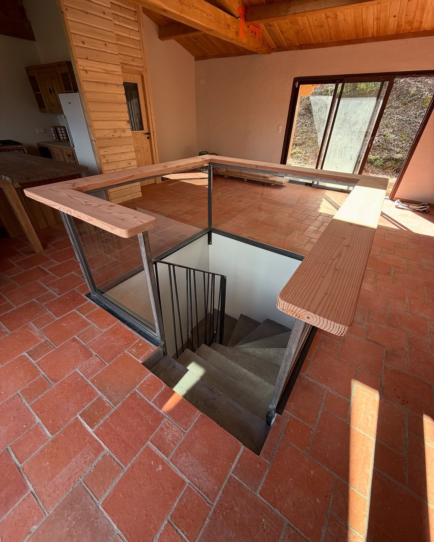 ⚒ Cr&eacute;ation de garde-corps en verre et bois

👉 Contactez-nous pour plus d&rsquo;infos ou pour discuter de vos projets d&rsquo;escaliers, garde-corps et plus encore !

📩 contact@metallerie66.fr
☎️ 04 68 05 20 89
👨&zwj;💻 www.metallerie66.com
