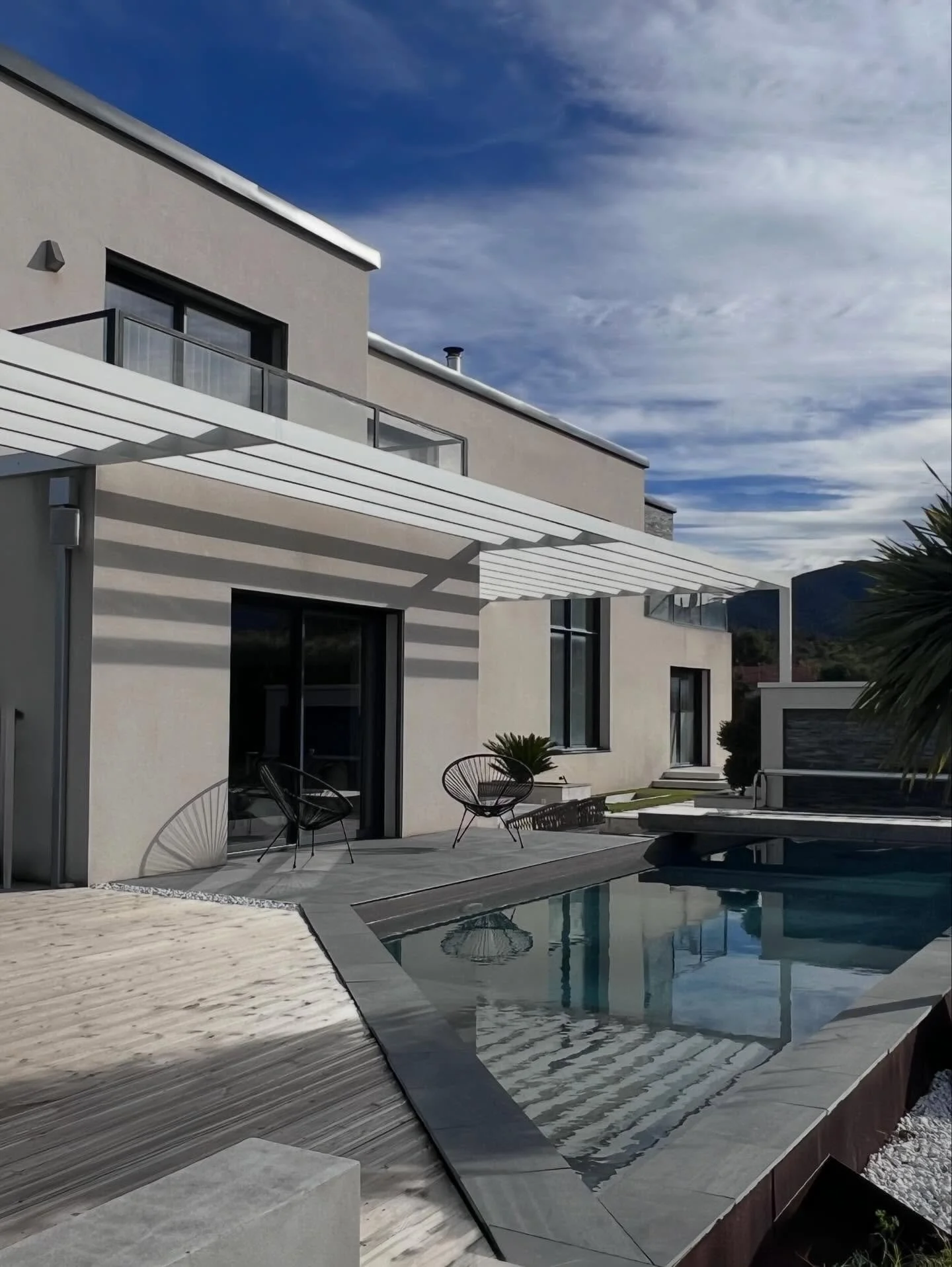 ⚒️ R&Eacute;ALISATION D&rsquo;UNE PERGOLA XXL ALU

Notre &eacute;quipe a con&ccedil;u et pos&eacute; cette pergola moderne de 18 m de long en aluminium thermolaqu&eacute; blanc, parfaitement int&eacute;gr&eacute;e &agrave; l&rsquo;architecture contem