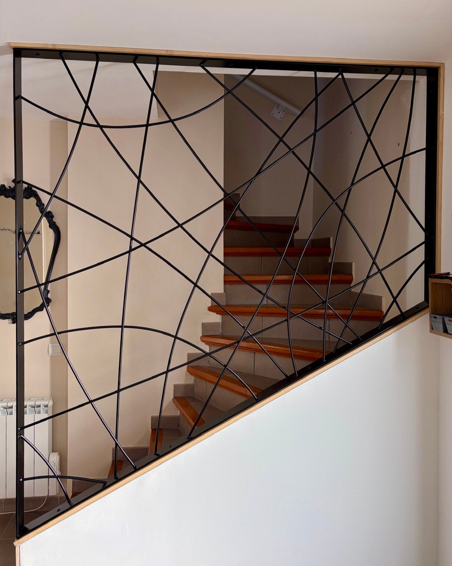 🚨 S&eacute;curiser un escalier sans l&rsquo;alourdir visuellement ?
C&rsquo;est exactement le d&eacute;fi relev&eacute; sur ce projet 👇

🔨 Cr&eacute;ation sur mesure d&rsquo;un garde-corps / claustra m&eacute;tallique pour escalier
Un design graph