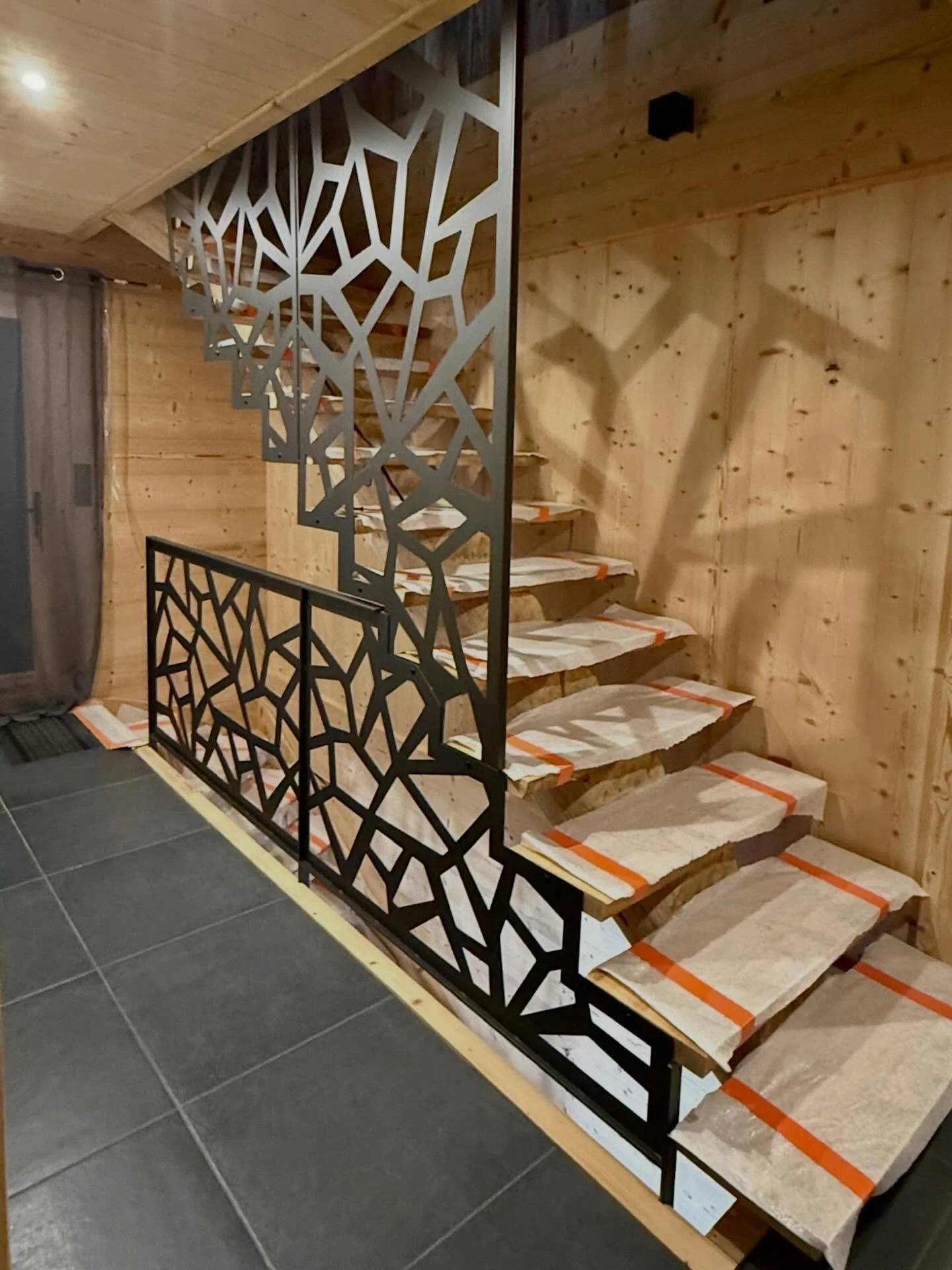 ✨ Nouvelle r&eacute;alisation sign&eacute;e M&eacute;tallerie 66✨ 

⚒️GARDE CORPS EN D&Eacute;COUPE LASER

✖️finition thermolaqu&eacute;e RAL 2100 sabl&eacute;

Un design graphique et &eacute;pur&eacute; qui vient sublimer ce bel escalier bois/m&eacu