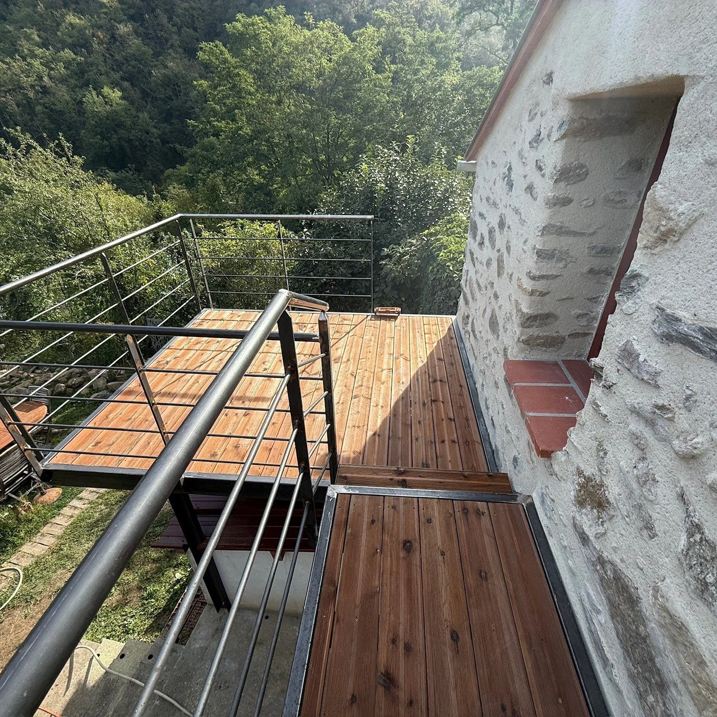🌄 Cr&eacute;ation sur-mesure : Terrasse sur pilotis m&eacute;tal &amp; bois 🌄

Prendre de la hauteur&hellip; et sublimer la vue ✨
Nous avons r&eacute;alis&eacute; cette terrasse sur pilotis en structure m&eacute;tallique, habill&eacute;e d&rsquo;un