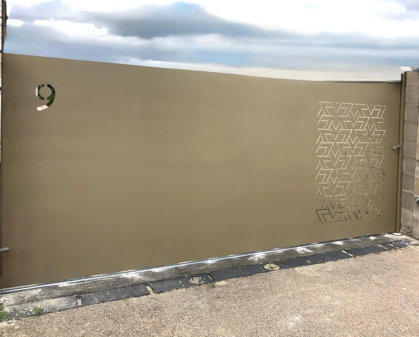 ✨ Cr&eacute;ation sur mesure &ndash; Portail coulissant en d&eacute;coupe laser ✨

🔨 Chez @metallerie66, chaque projet est pens&eacute;, fabriqu&eacute; dans nos ateliers.

Aujourd&rsquo;hui, focus sur ce portail coulissant XXL, avec un motif g&eacu