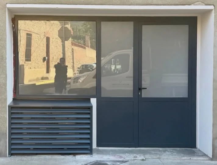 ⚒️ FA&Ccedil;ADE CABINET KIN&Eacute; 👨&zwj;⚕️

R&eacute;novation totale d&rsquo;une fa&ccedil;ade vitr&eacute;e avec porte et protection de groupe climatisation, le tout en acier thermolaqu&eacute; 7016 profil Jansen 

👉🏻 photos avant et apr&egrav