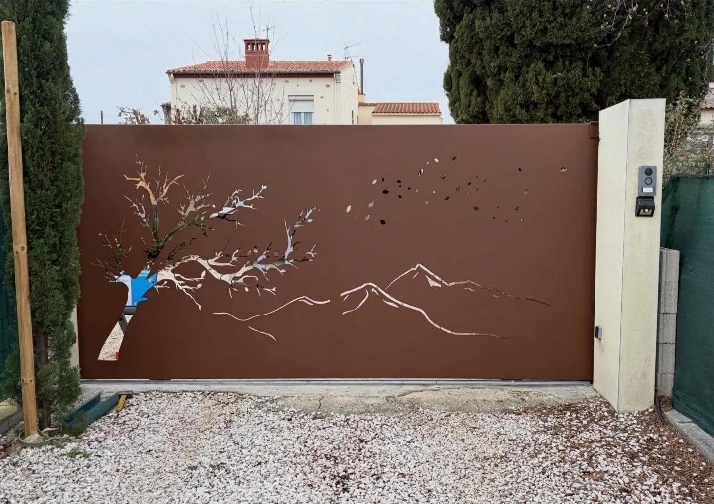 ✨ Cr&eacute;ation sur-mesure sign&eacute;e metallerie66 ✨

R&eacute;alisation d&rsquo;un portail coulissant motoris&eacute; en d&eacute;coupe laser et thermolaqu&eacute; :
Motif personnalis&eacute; : 🌳 un arbre aux feuilles qui s&rsquo;envolent ⛰️ l