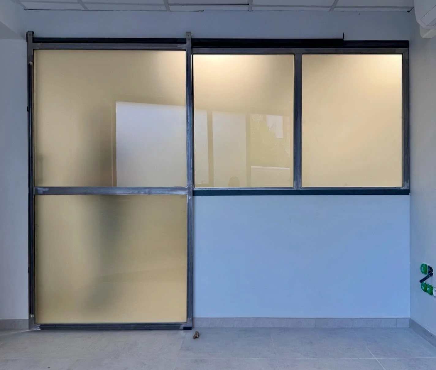 🔧 Verri&egrave;re coulissante sur mesure pour cabinet de kin&eacute;sith&eacute;rapie

R&eacute;alisation d&rsquo;une verri&egrave;re coulissante avec partie fixe en acier, &eacute;quip&eacute;e de verre opale, sp&eacute;cialement con&ccedil;ue pour