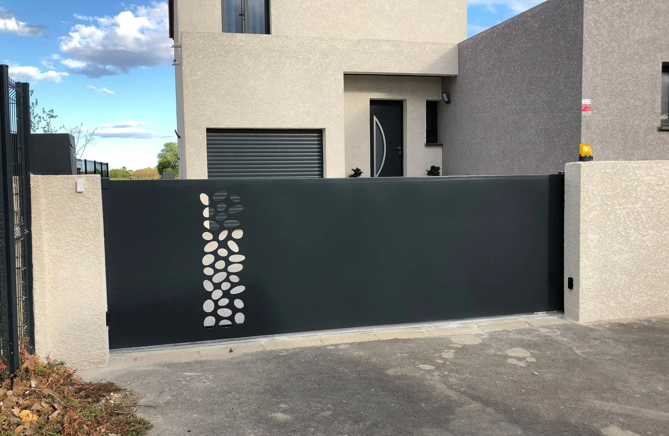 ✨ Cr&eacute;ation sur mesure &ndash; Portail coulissant en d&eacute;coupe laser ✨

🔨 Chez @metallerie66, chaque projet est pens&eacute;, fabriqu&eacute; dans nos ateliers.

Aujourd&rsquo;hui, focus sur ce portail coulissant de 4 m&egrave;tres, enti&