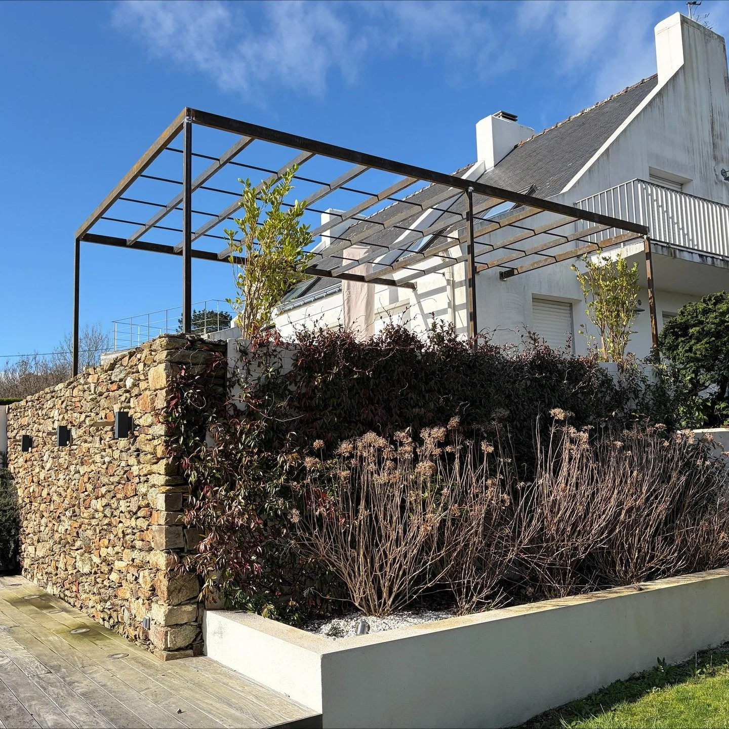 🌊 Une pergola qui se patine avec le temps face &agrave; l&rsquo;air marin&hellip;

Cette semaine, notre &eacute;quipe est &agrave; Belle-&Icirc;le-en-Mer pour la cr&eacute;ation d&rsquo;une pergola en acier Corten sur mesure, pens&eacute;e pour s&rs
