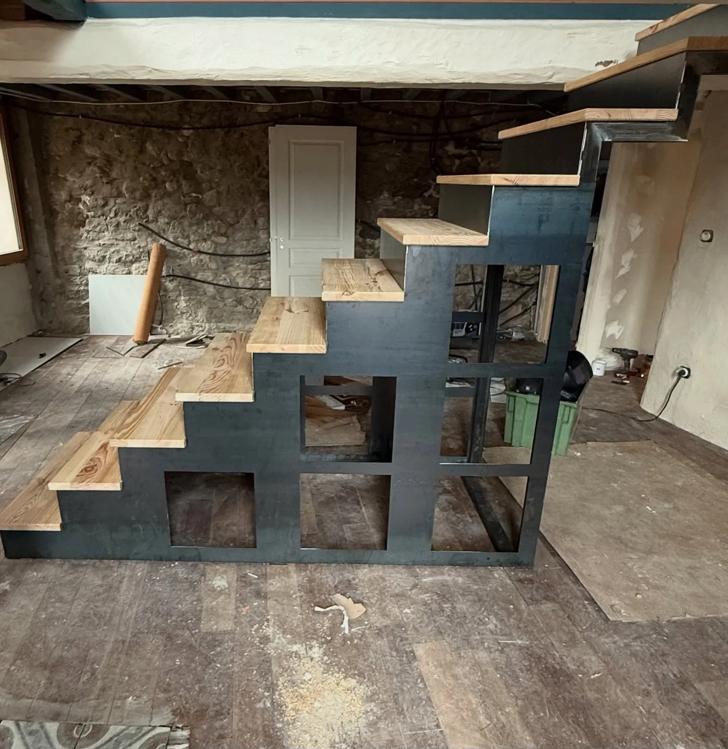 ⚒ Fabrication sur mesure d&rsquo;un escalier m&eacute;tallique avec meuble de rangement et marche en pin. 

Pour vos projets contactez nous !
📩 contact@metallerie66.fr
☎️ 04 68 05 20 89
👨&zwj;💻 www.metallerie66.com