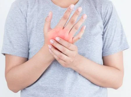 110615567-young-woman-massaging-her-painful-hand-suffering-from-hand-pain-isolated-on-a-white-background.jpg