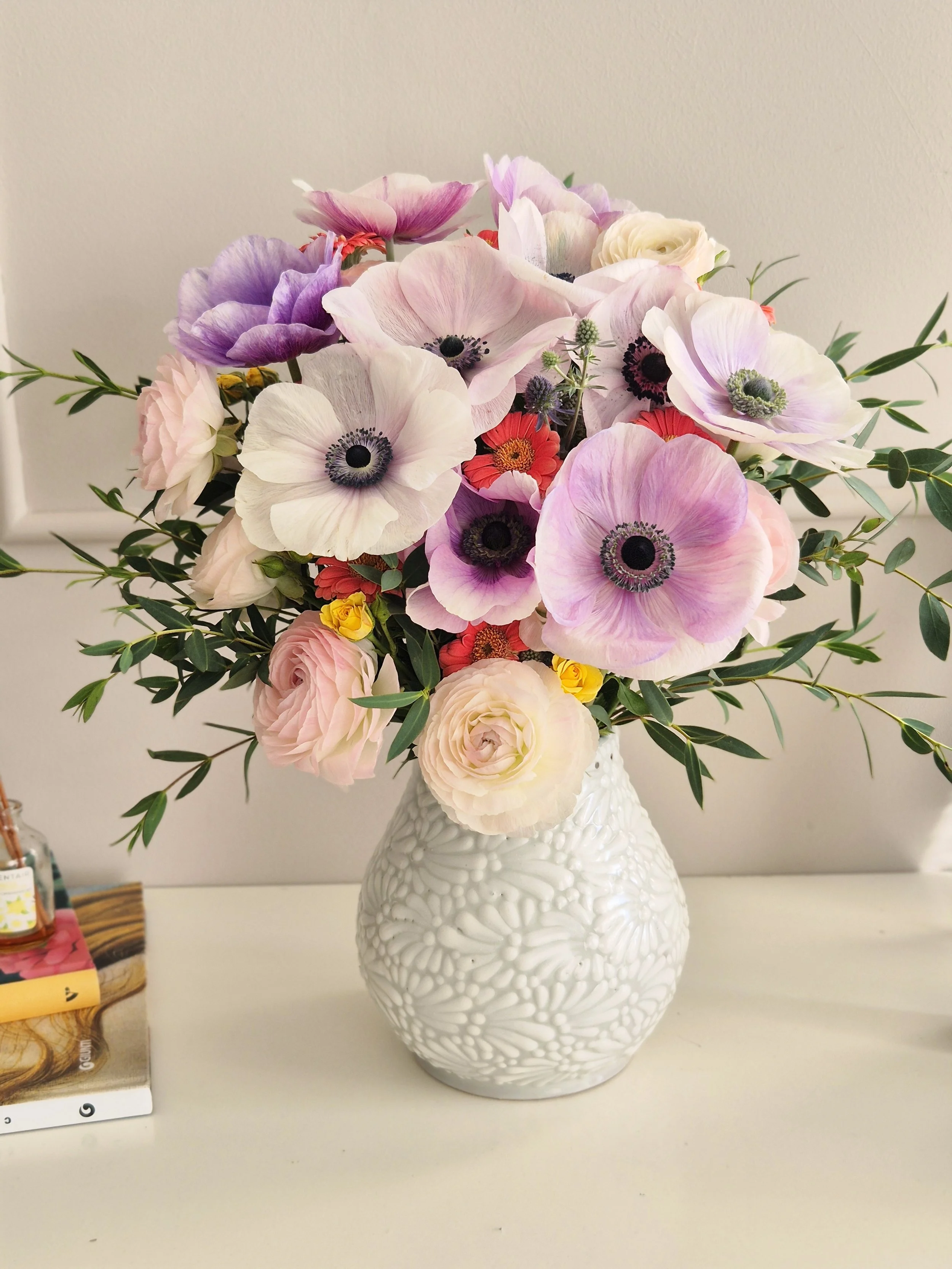 talavera con anémonas