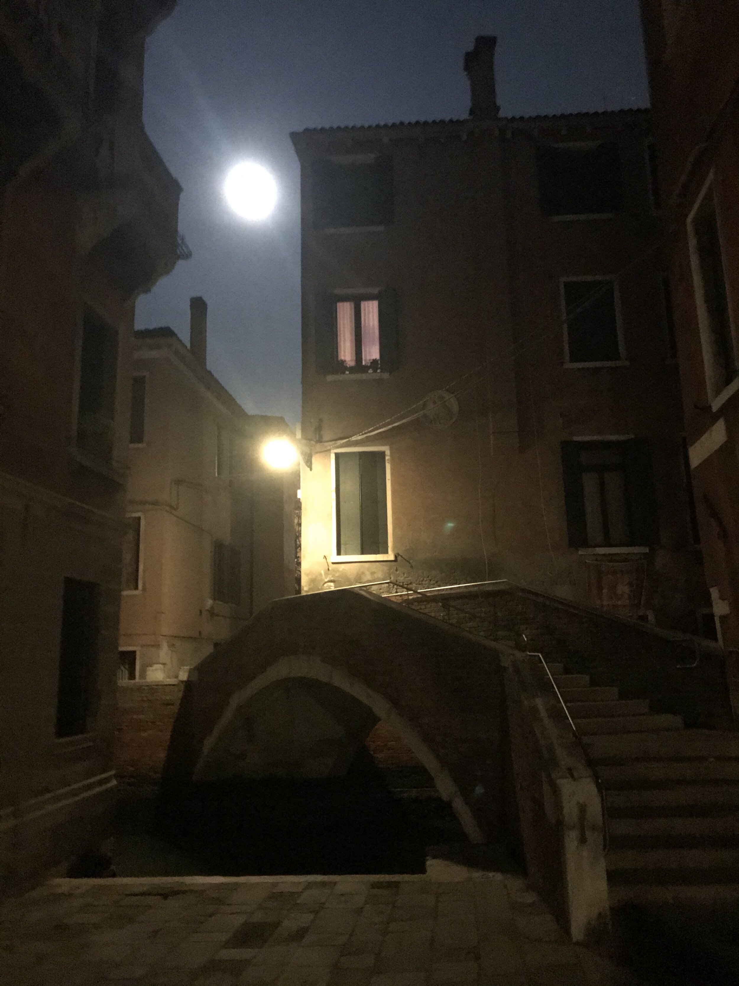  No matter how busy it gets, it’s still possible to find a quiet street in Venezia 