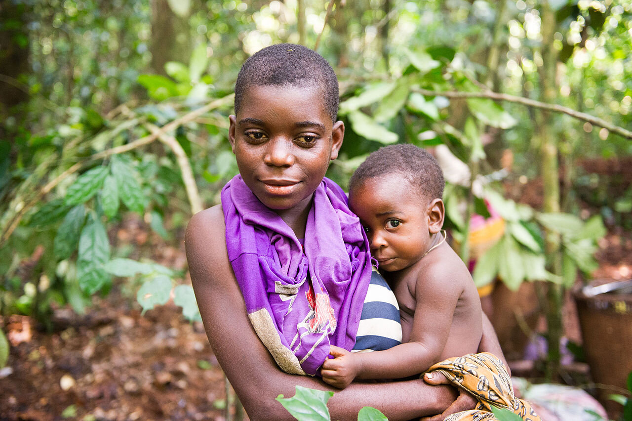 PICTURED: A ‘pygmy’ mother and her kids from the DRC, from the Aka, or Bakaya group; closely related to the Baka. Photo credit: Max Chiswick. CC 4.0.