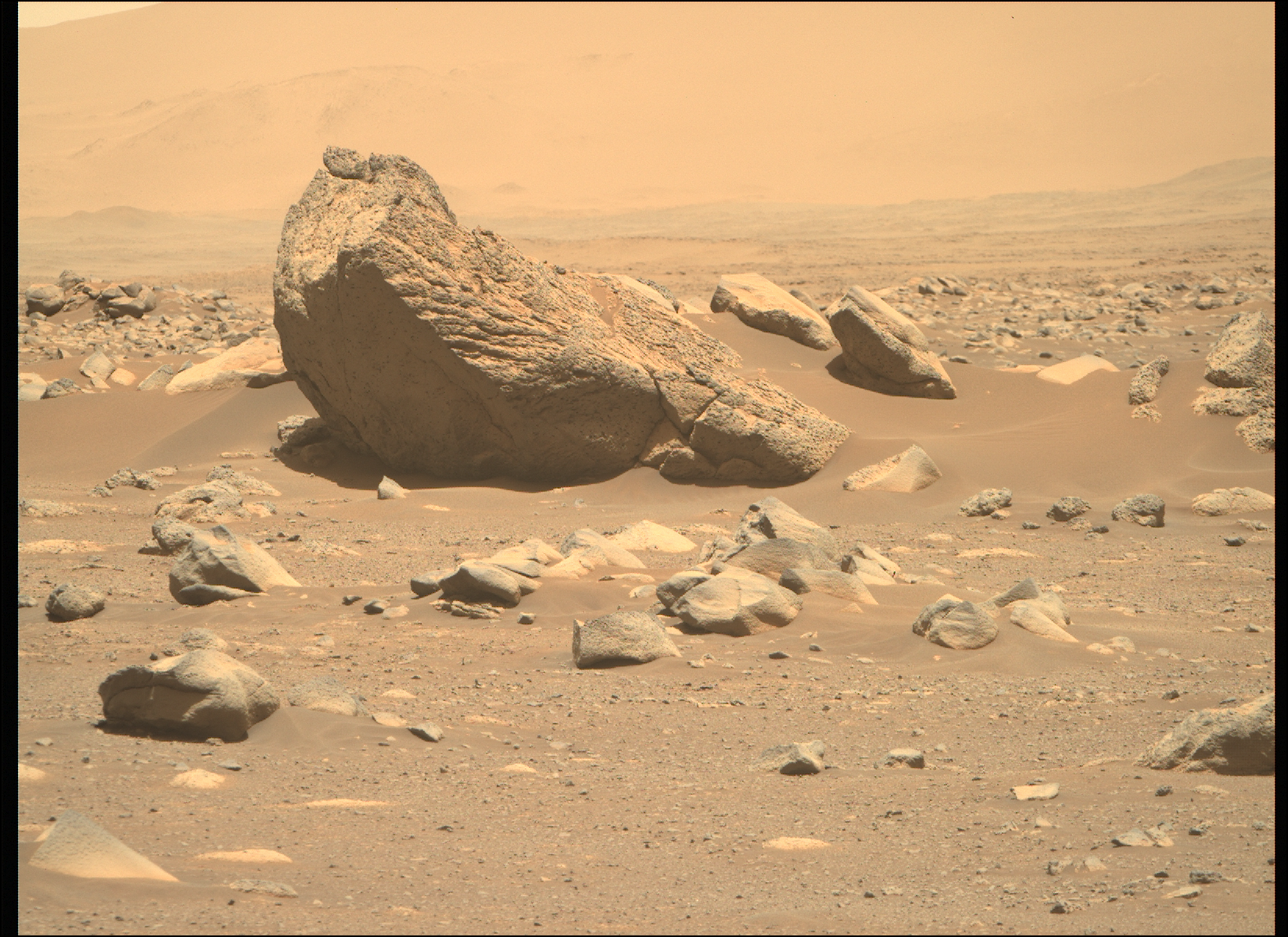 Mars_Perseverance_ZR0_0110_0676704984_053EBY_N0040822ZCAM03159_1100LMJ.png