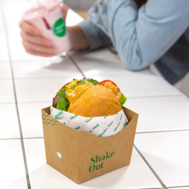 Slidin' across a table near you 😍🍔 #shakeout #cheeseburger #grassfedbeef #potatobuns ⚡️