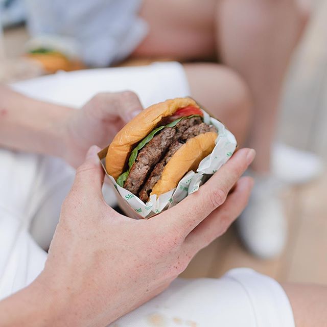 Burger, on the double ✌️ #doublecheeseburger #ingoodhands #burgerlove