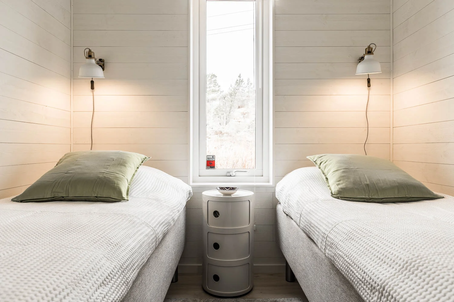 easy-house-fritidshus-inredning-dubbelt-sovrum-sängar