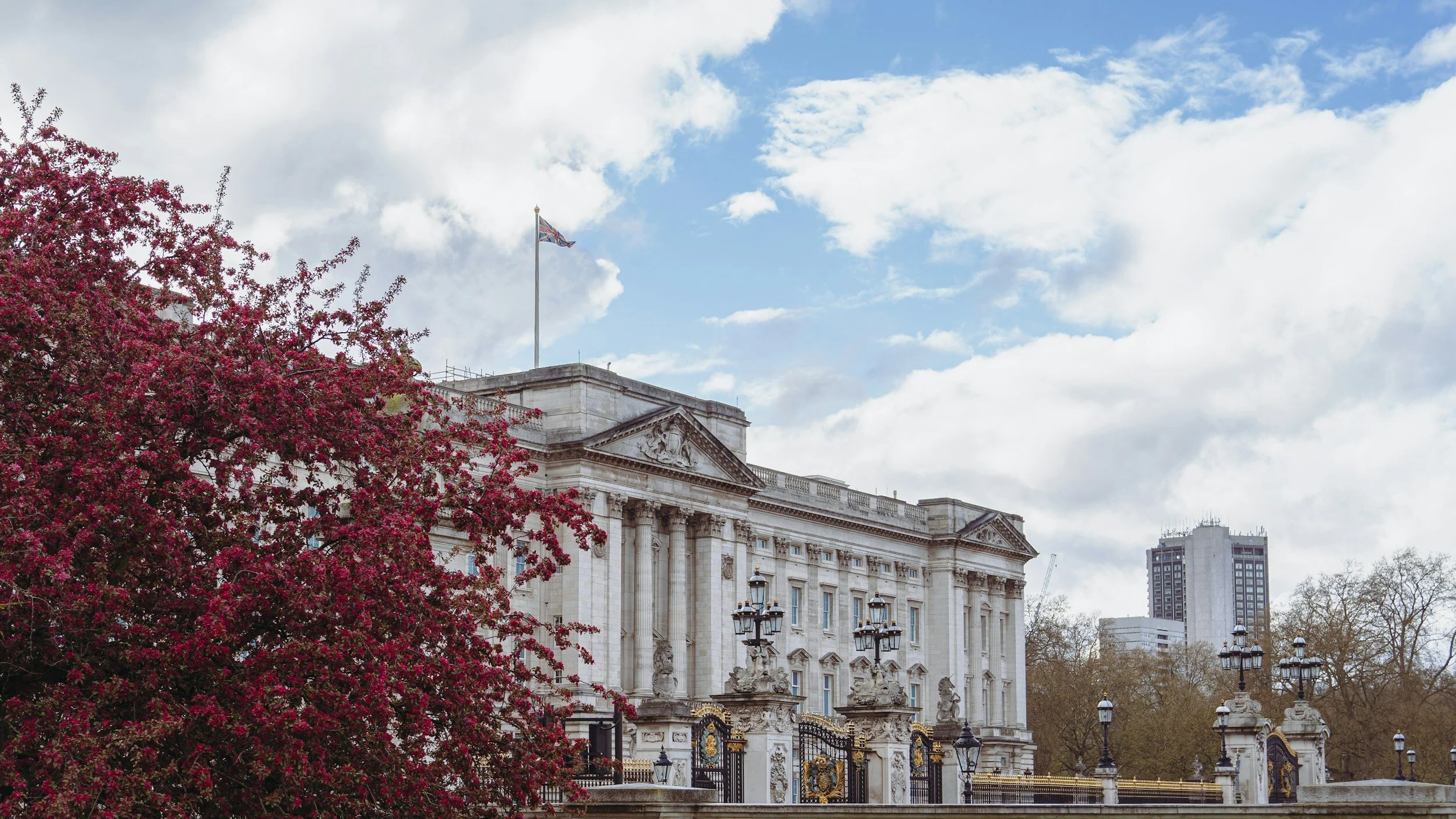 Hello! Magazine, 4th September 2022 - Prince Charles left 'moved' after tragic death The Prince was emotiona