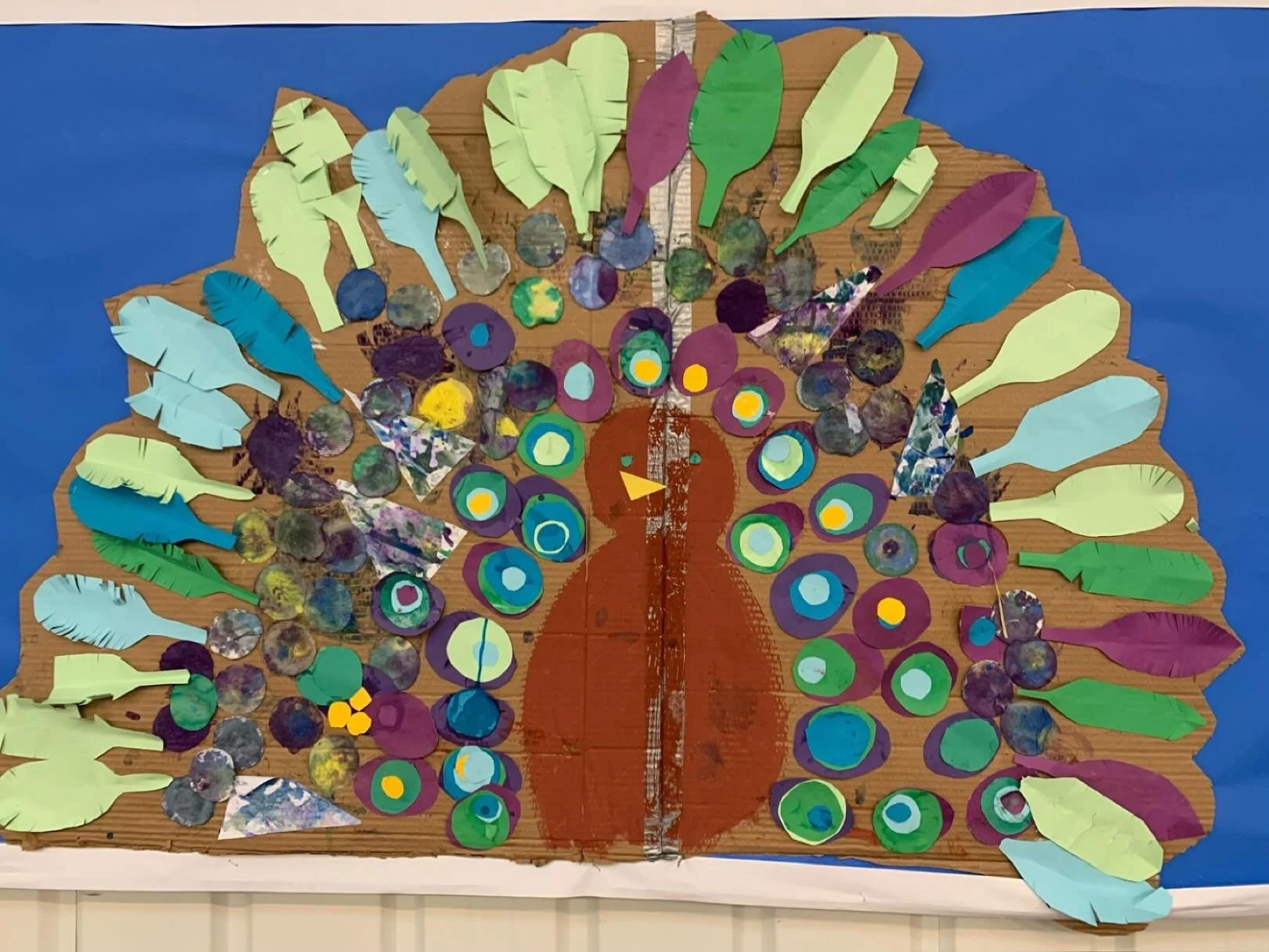 We&rsquo;ve been looking at plumage and decided to make a peacock. How many artistic techniques can you spot?
.
#earlyyears #mums #harpenden #harpendenlife #harpendenbusiness #weareharpenden #stalbans #outoflondon #pedagogy #neuroscience #threeangers