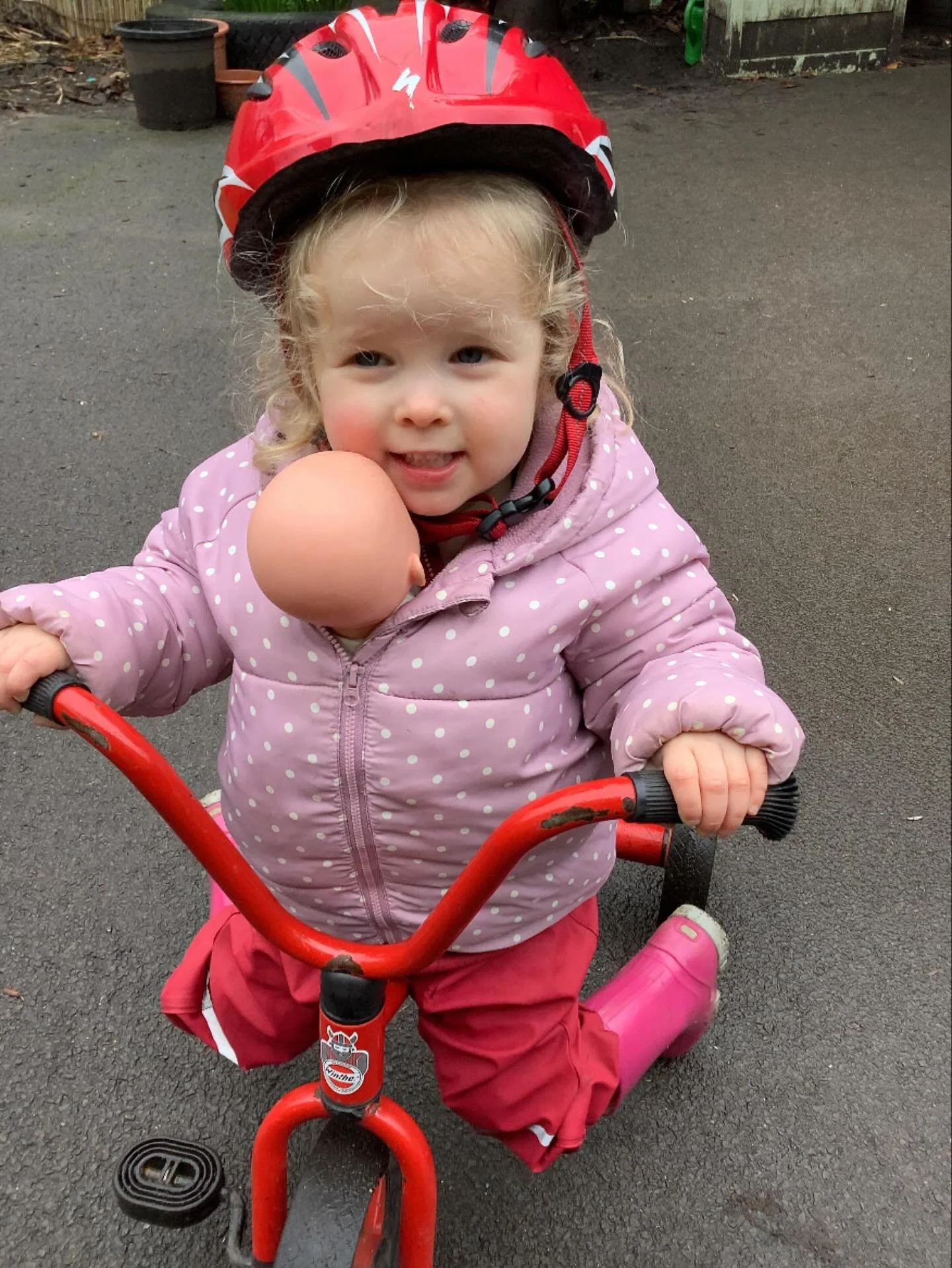Outdoor play is so much fun, especially when you can keep your baby with you!
.
#earlyyears #mums #harpenden #harpendenlife #harpendenbusiness #weareharpenden #stalbans #outoflondon #pedagogy #neuroscience #threeangers #toddlerslife #toddlermumlife #