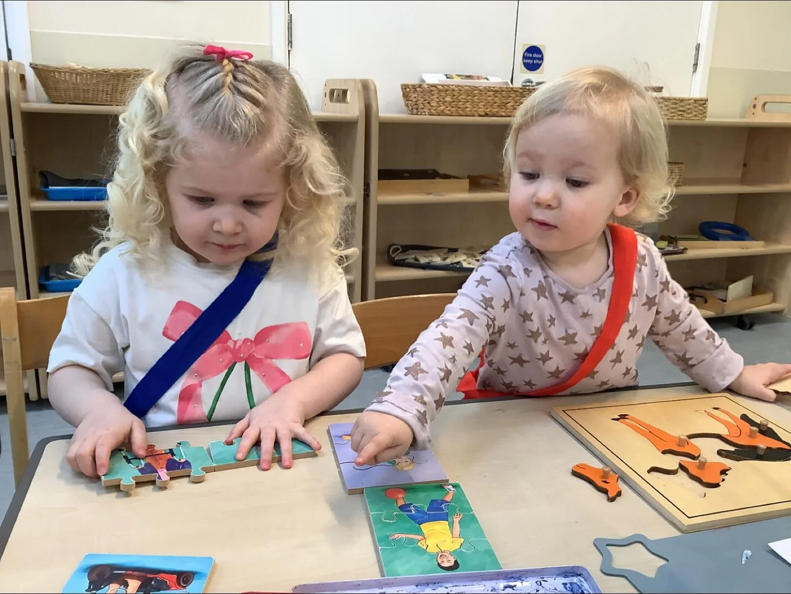 Choosing to work with a partner is a great way to share ideas especially when a puzzle feels tricky!
.
#earlyyears #mums #harpenden #harpendenlife #harpendenbusiness #weareharpenden #stalbans #outoflondon #pedagogy #neuroscience #threeangers #toddler