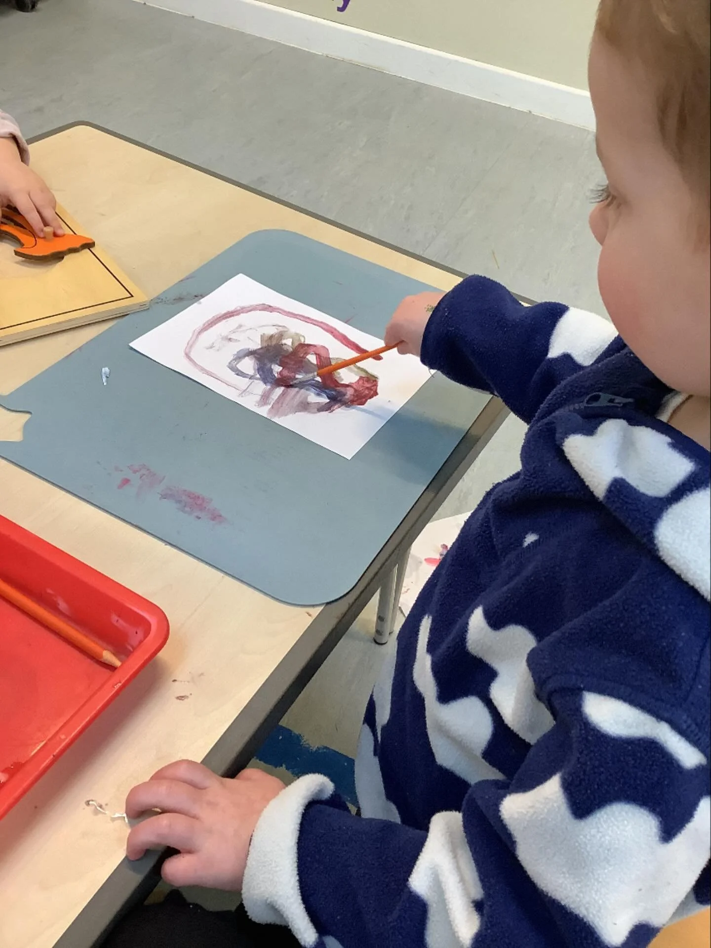 &ldquo;Painting my daddy.&rdquo;
.
#earlyyears #mums #harpenden #harpendenlife #harpendenbusiness #weareharpenden #stalbans #outoflondon #pedagogy #neuroscience #threeangers #toddlerslife #toddlermumlife #finemotorskills #montessori #nursery #kinderg