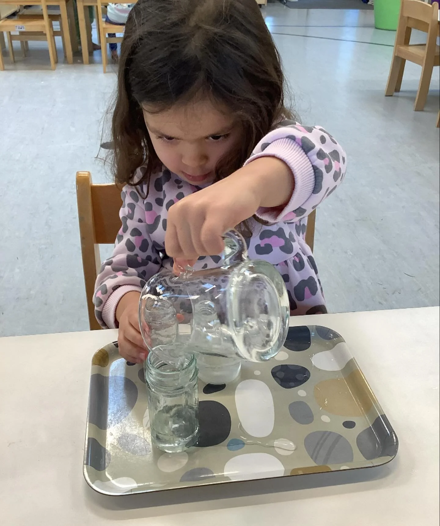 Practising water pouring encourages focus and concentration.
.
#earlyyears #mums #harpenden #harpendenlife #harpendenbusiness #weareharpenden #stalbans #outoflondon #pedagogy #neuroscience #threeangers #toddlerslife #toddlermumlife #finemotorskills #