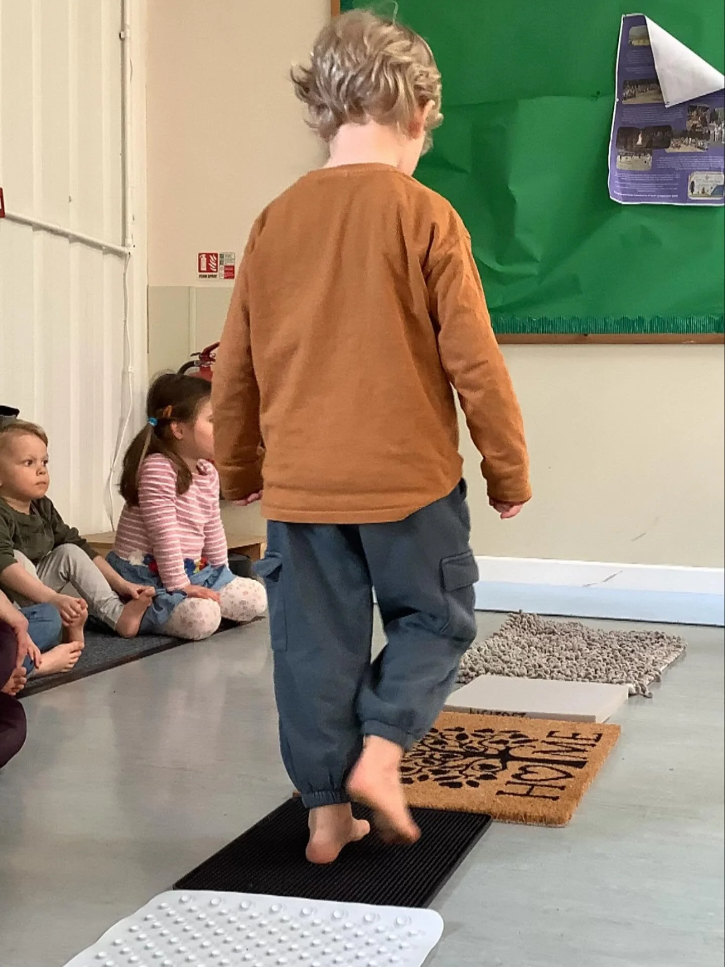 Experiencing the feeling of different textures.
.
#earlyyears #mums #harpenden #harpendenlife #harpendenbusiness #weareharpenden #stalbans #outoflondon #pedagogy #neuroscience #threeangers #toddlerslife #toddlermumlife #finemotorskills #montessori #n