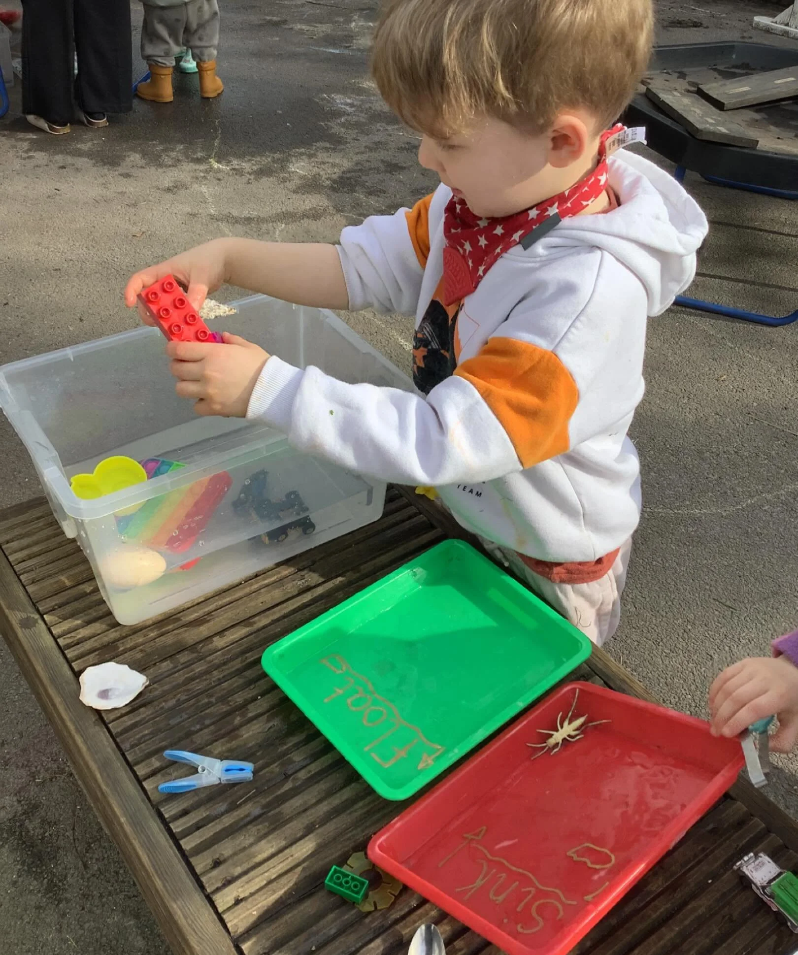 Sorting out which one floats and which one sinks.
.
#earlyyears #mums #harpenden #harpendenlife #harpendenbusiness #weareharpenden #stalbans #outoflondon #pedagogy #neuroscience #threeangers #toddlerslife #toddlermumlife #finemotorskills #montessori 