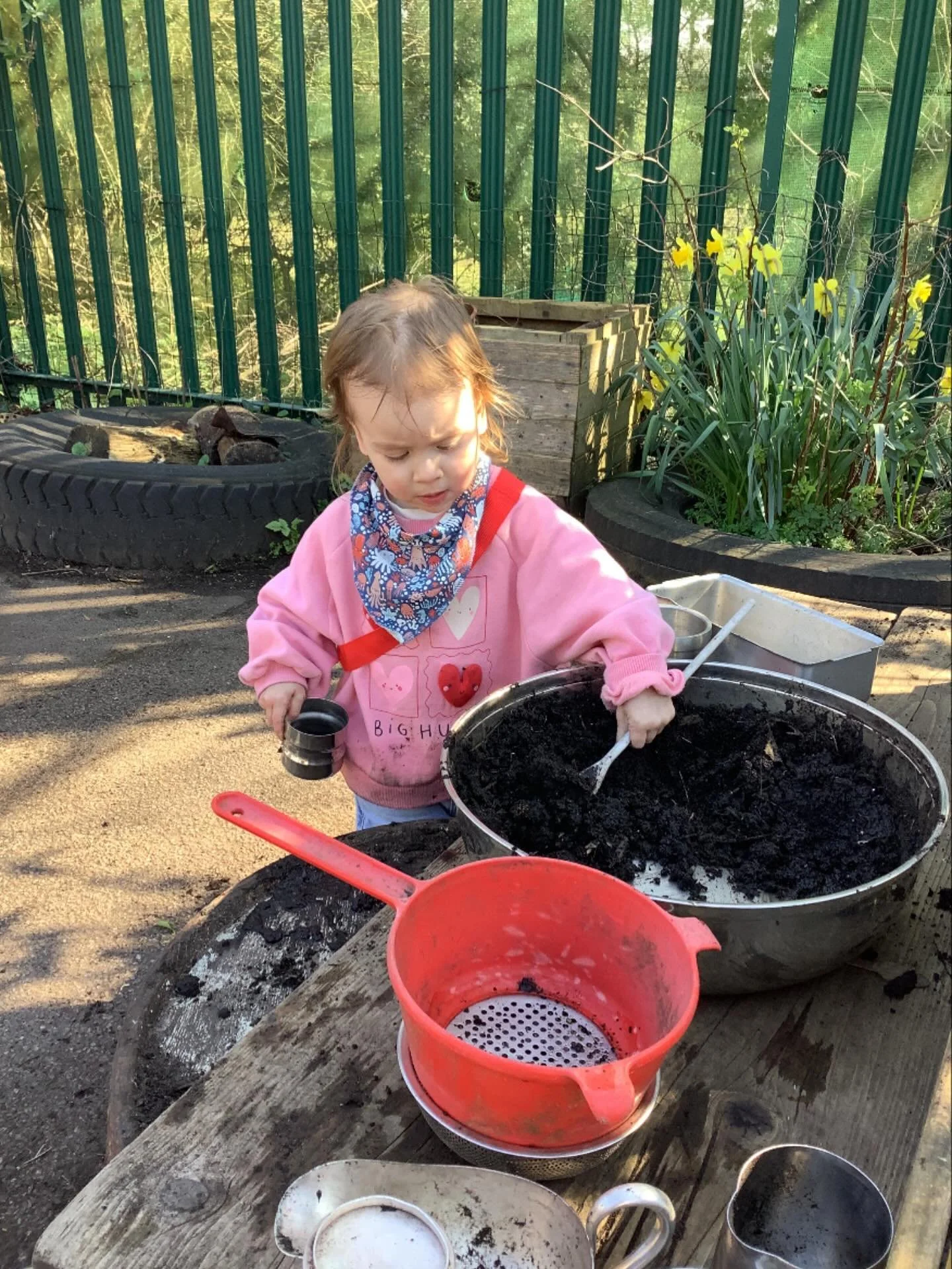 Sensory play in the mud.
.
#earlyyears #mums #harpenden #harpendenlife #harpendenbusiness #weareharpenden #stalbans #outoflondon #pedagogy #neuroscience #threeangers #toddlerslife #toddlermumlife #finemotorskills #montessori #nursery #kindergarten #p