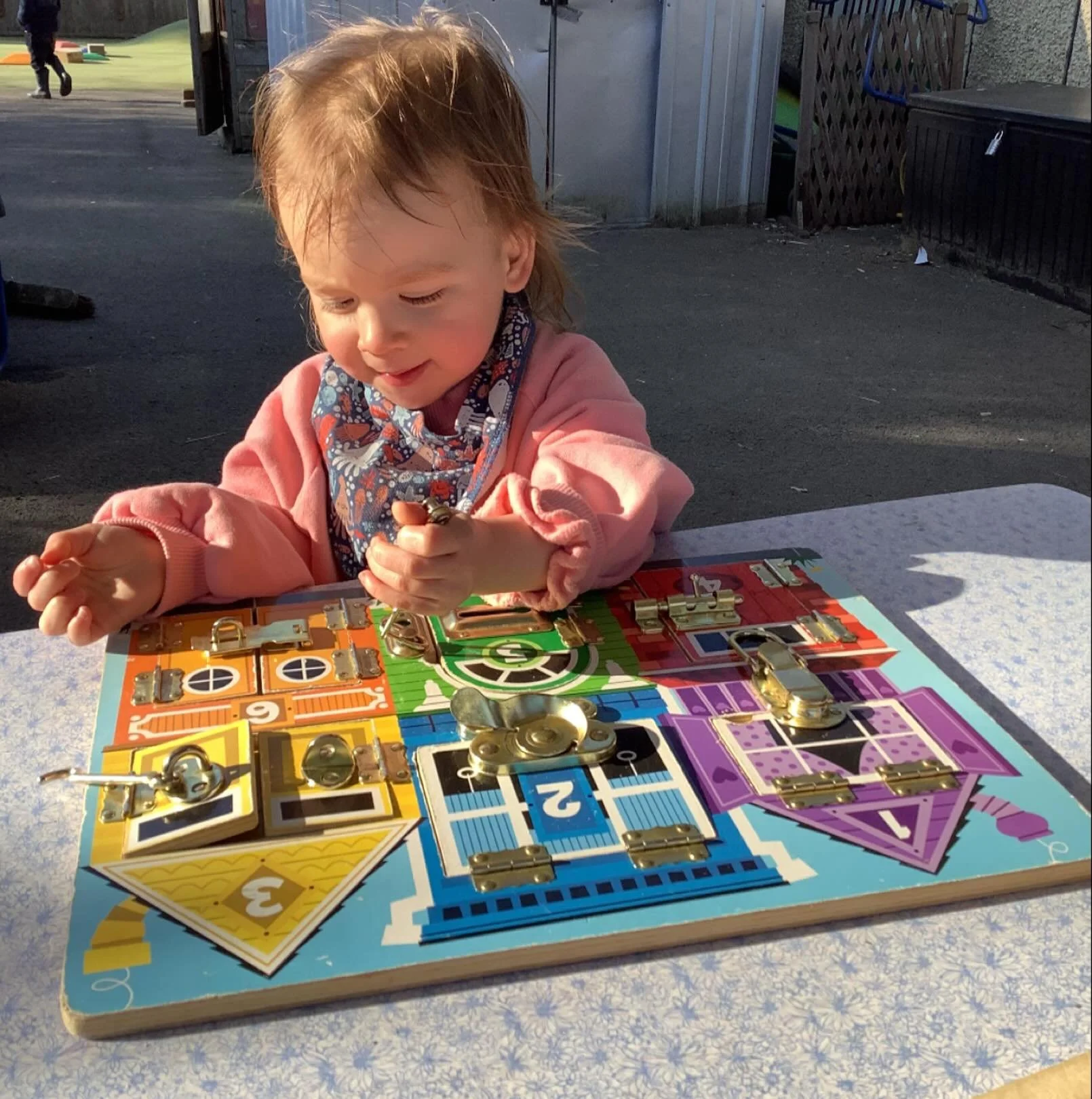 Exploring practical life skills in the sunshine.
.
#earlyyears #mums #harpenden #harpendenlife #harpendenbusiness #weareharpenden #stalbans #outoflondon #pedagogy #neuroscience #threeangers #toddlerslife #toddlermumlife #finemotorskills #montessori #