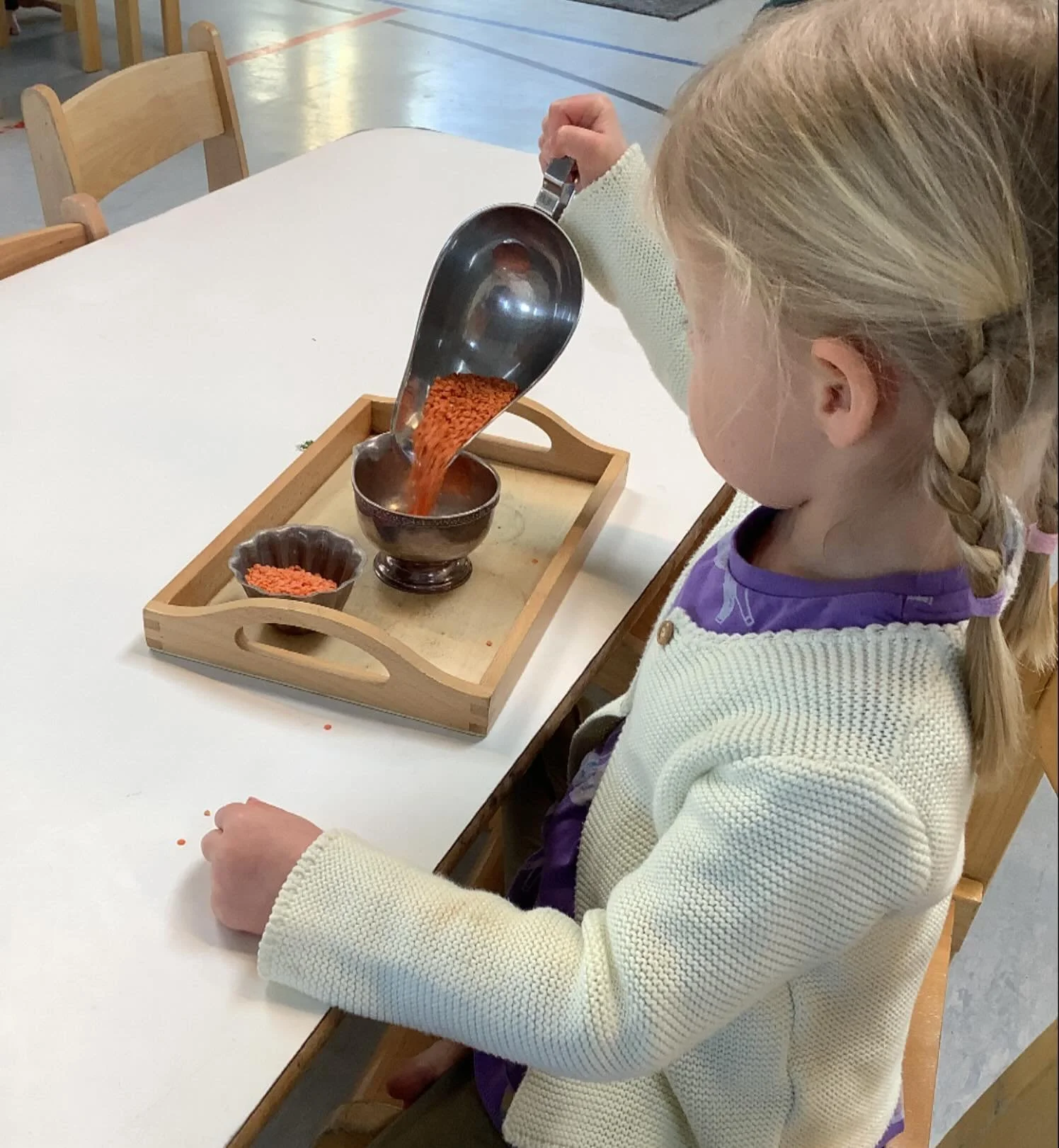 One of many activities we have on offer to foster pouring skills - starting with dry materials to prepare for liquid.
.
#earlyyears #mums #harpenden #harpendenlife #harpendenbusiness #weareharpenden #stalbans #outoflondon #pedagogy #neuroscience #thr