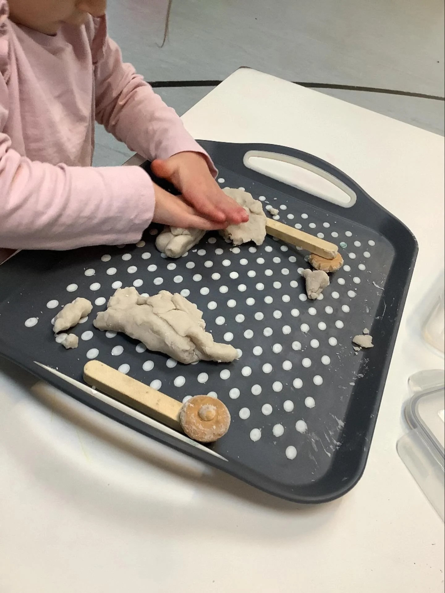 Strengthening the muscles in their fingers, hands and arms, all whilst being creative and exploring the imagination.
.
#earlyyears #mums #harpenden #harpendenlife #harpendenbusiness #weareharpenden #stalbans #outoflondon #pedagogy #neuroscience #thre